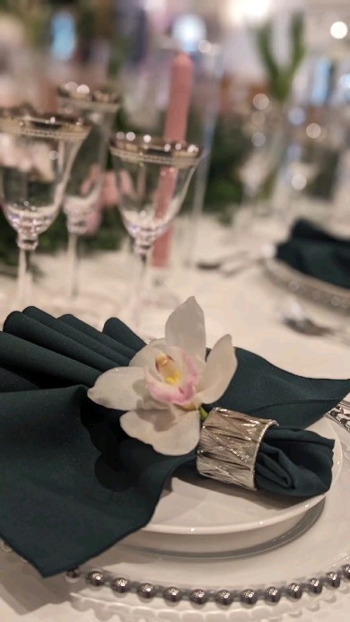 Elevate your guest tables with coloured and textured napkins for an extra touch of style and elegance!
Layering colours and textures can really compliment back to your floristry colours and chair styling
#tjdesignergroup #coveritweddings #coverit #fabricstyling #weddingstyling #weddinginspiration #TableSettingGoals #NapkinLove #HostessWithTheMostess #PartyPerfection"