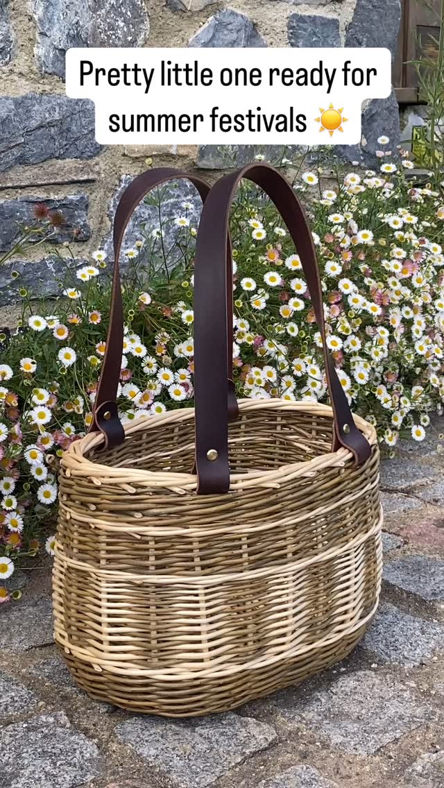 This little one has just had her beautiful leather handles attached and is ready to bring to @craftfestival next weekend .
I’ve been exploring different weaves as usual and particularly liked this combination with stripped white willow and the green Dickie meadows willow varieties. I’d tried this on a lampshade recently and now I have a matching handbag! Maybe that could catch on somewhere?
For now this little handbag is ready for new horizons and a summer of picnics and festivals.
@craftfestival is on from Fri June 6th - Sun June 8th
I will be there on the @makesouthwest stand on Friday June the 6th with my baskets and demonstrating frame basketry. My baskets will also be with Chloe on her fabulous @meandeast stand for the whole weekend.
I am so looking forward to being there and sharing skills - Do get the dates in your diary, especially if you are local, we are so lucky to have one of the best craft events right on our doorstep 👏🏻