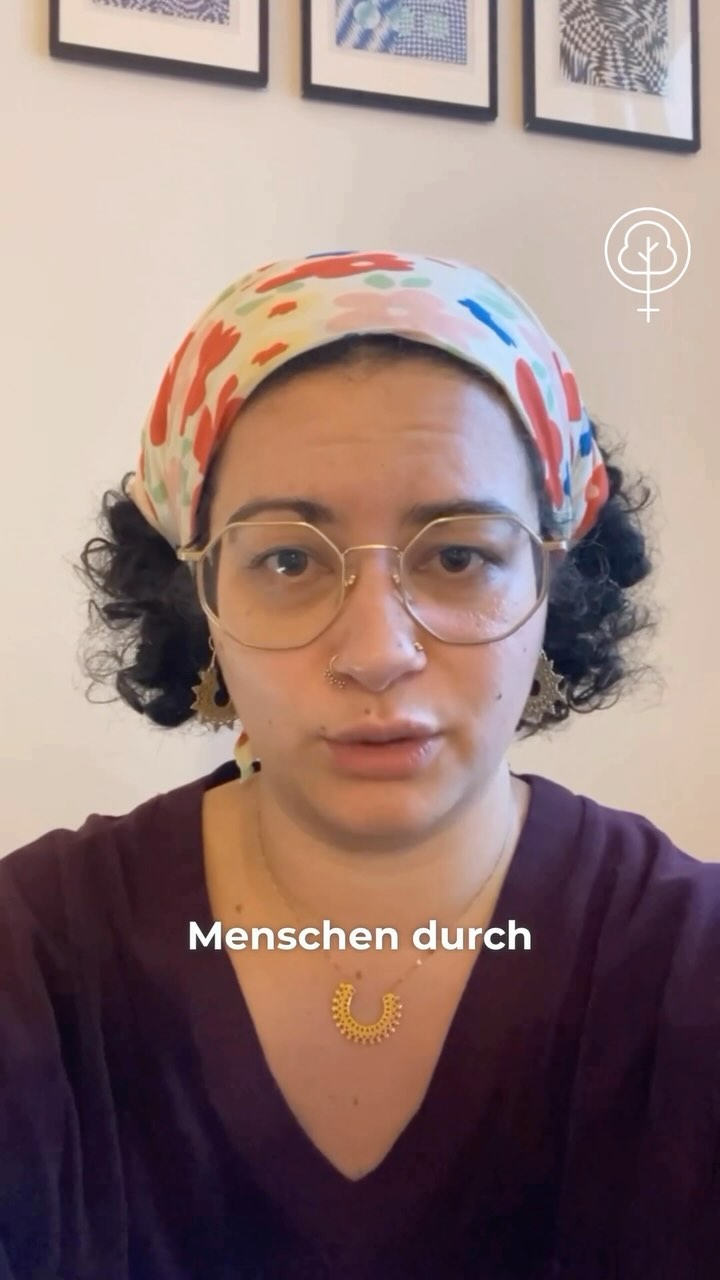✊🌳 Klimaschutz muss feministisch sein, weil gesellschaftlich benachteiligte Menschen, wie FLINTA*-Personen, stärker von den Auswirkungen der Klimakrise betroffen sind.
❓Warum das so ist, erklärt @sarah_m0m0 in diesem Video:
- Die Last von Sorgearbeit, welche vor allem von Frauen übernommen wird, steigt durch die Klimakrise
- FLINTA*-Personen haben weniger Möglichkeiten zur Anpassung an die Klimakrise zur Verfügung
- Frauen sind bei politischen Entscheidungen viel zu wenig repräsentiert und haben daher wenig Mitsprache und Macht für Veränderung
▶️ Benachteiligte Menschen leiden zuerst, wenn es Gesellschaften durch die Klimakrise schlechter geht.
✊🌳 Mit feministischem Klimaschutz bekämpfen wir soziale Ungleichheit und die Klimakrise gemeinsam!
Quellen:
https://unric.org/de/101121-cop/
https://unwomen.de/frauen-in-der-klimakrise-helfen/
https://www.oxfam.de/blog/klimakrise-trifft-frauen-deutlich-haerter