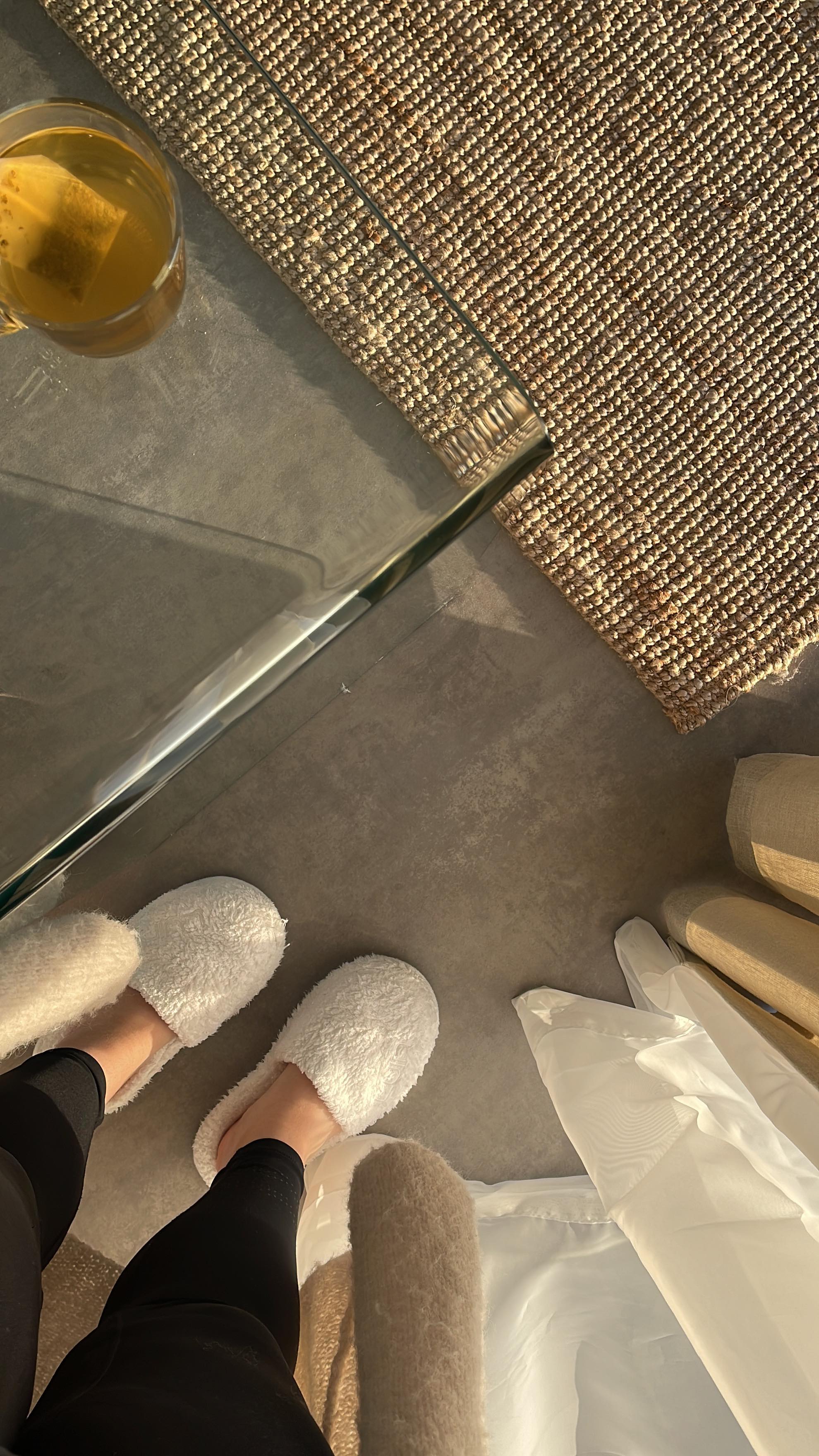 Nappaa aulasta lämpimät @luinliving tossut jalkaan ja ota lasi kuumaa teetä odotellessi hoidon alkua 🤍
.
.
.
#hieronta #hyvinvointi #tampere #spa #oakwellnessfi
#finland