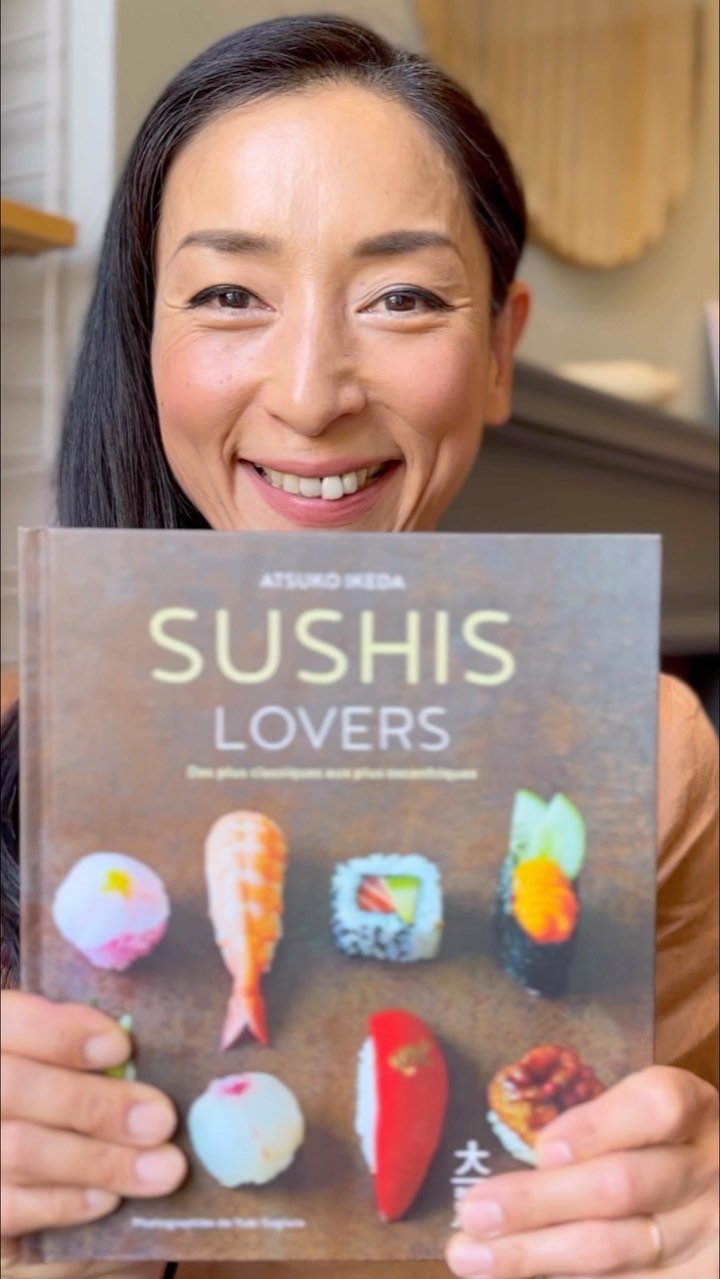 “Sushis Lovers” French edition of my Sushi Made Simple cookbook is available now🎉🍣🇫🇷
It has been an amazing journey to see my sushi made simple cookbook has been translated into other languages including Spanish, Italian, Czech and Chinese! And this brand new edition is in French! It has been a long term dream of mine to have a French edition of my cookbook and it has come true!
It is published by La Maison Hachette Pratique @maisonhachettepratique under the title “Sushis Lovers” and it released today! September 6th 2023!!
.
“Sushis Lovers” celebrates for its approachable yet authentic sushi recipes and step-by-step instructions. This French edition aims to make sushi accessible and enjoyable for Francophone readers.
I hope this book inspires a lot of French-speaking food lovers to explore the art of sushi-making and enjoy at their own homes.
It will be available in bookstores, online retailers. For more information in French, please visit La Maison Hachette Pratique website @maisonhachettepratique
Bon appétit🍣🥂