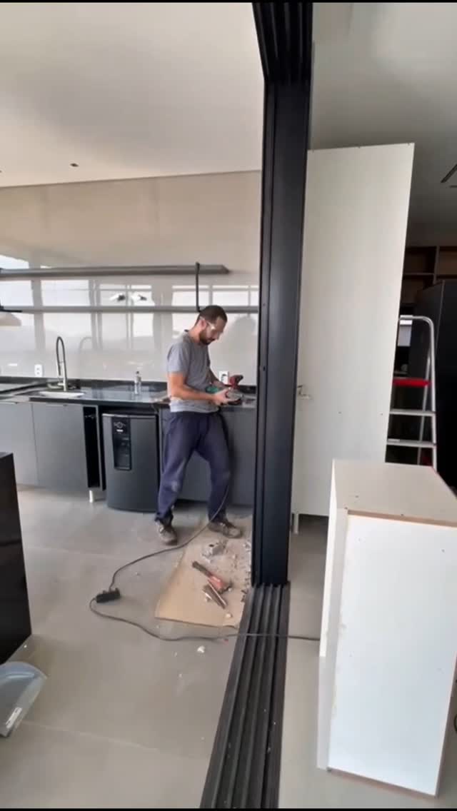 Aqui a equipe domina muito mais que marcenaria.
Cada projeto exige mais do que cortar, montar e instalar — exige visão técnica, precisão e agilidade.
Por isso, nosso time também realiza:
🔧 Instalações elétricas
🧱 Adequações no ambiente
🛠️ Ajustes finos no local
Tudo para garantir uma execução perfeita que tudo funcione como planejado.
⠀
📐 Profissionalismo, versatilidade e cuidado em cada detalhe.
.
.
.
.
.
.
.
.
#EquipeTécnica #MarcenariaCompleta #ExecuçãoComPrecisão #MóveisSobMedida #DetalheÉTudo