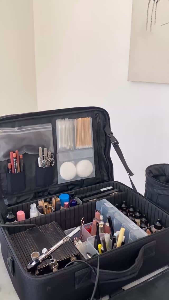 סיור במזוודת איפור
מה תמיד יש לי בקיט?
1. פח מתקפל מניילון
לכל האשפה שמצטברת בזמן העבודה
מה ששומר על העמדה נקיה וסטרילית.
2. בנזין לבן - שימו לב שהוא לא מחטא מברשות אבל מנקה אותן לפני החיטוי בצורה מעולה וגם מסיר כתמים ושומנים שיש על המזוודה.
3. אלכוהול- מחטא איתו את כל הכלים והמשטחים שלי.
4. קופסאת כלים חד פעמיים- תמיד מלאה בכל מה שאני צריכה לאיפור ושומרת על סטריליות ונקיון בין הלקוחות. קונה אותה מלאה. ומחדשת .
4.ספוג לפידור - תמיד יש לי על היד באיפור עבור יציבות ומגע ולכל לקוחה יש אחד חדש וסטרילי.
5. מדבקת כיס - נוח לי שהכיס מודבק על החלק החיצוני של המזוודה והכיס לא עמוק מדי ככה שאני רואה כל מה שיש לי.
6. קלסר מחולק כיסים לכל המוצרים של תיקי הטאצ אפ שלי . בסוף כל איפור כל לקוחה מקבלת תיק טאצ אפ שיש בו את מה שהיא צריכה לשמור על האיפור מושלם.
לכל מי שרוצה לינק למוצרים שיגיב ואשלח #miniverse #makeupkit