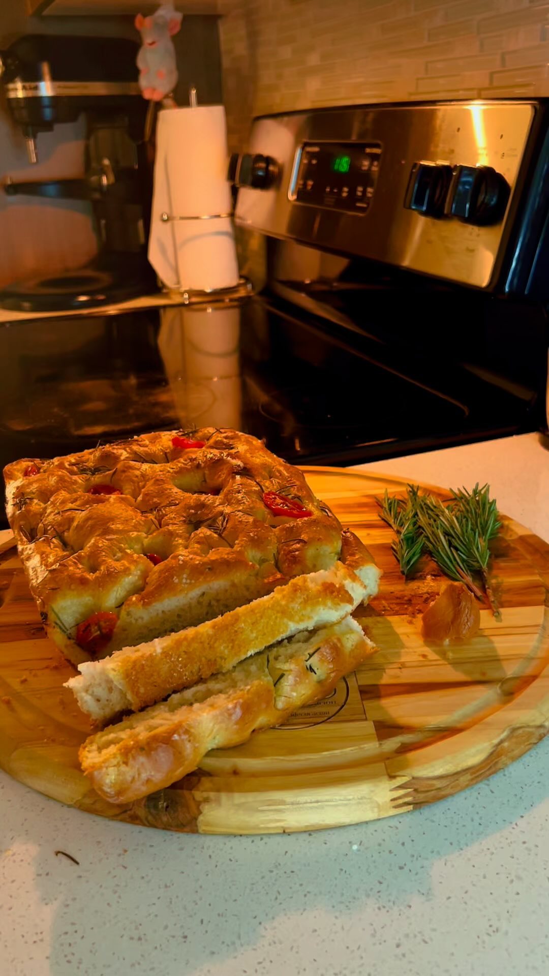 Receta de Foccia
Ingredientes:
• Para la masa:
• 500 g de harina de trigo
• 10 g de sal
• 7 g de levadura seca activa
• 325 ml de agua tibia
• 3 cucharadas de aceite de oliva extra virgen
• Para la cobertura:
• 200 g de tomates cherry
• 2-3 ramas de romero fresco
• 3 cucharadas de aceite de oliva extra virgen
• Sal gruesa al gusto
Instrucciones:
Preparar la masa:
1. En un bol grande, mezcla la harina y la sal.
2. Disuelve la levadura en el agua tibia y déjala reposar durante unos 5 minutos hasta que esté espumosa.
3. Agrega la mezcla de agua y levadura a la harina junto con las cucharadas de aceite de oliva.
4. Mezcla todo hasta obtener una masa homogénea. Luego, amasa la masa durante unos 10 minutos hasta que esté suave y elástica.
5. Forma una bola con la masa y colócala en un bol ligeramente aceitado. Cubre con un paño húmedo y deja reposar en un lugar cálido durante 1-2 horas o hasta que haya duplicado su tamaño.
Preparar la focaccia:
1. Precalienta el horno a 220°C (430°F).
2. Engrasa una bandeja de horno con aceite de oliva.
3. Coloca la masa en la bandeja y, con las manos, estírala suavemente hasta cubrir la superficie de la bandeja.
4. Con los dedos, haz pequeños hoyos en la masa por toda la superficie.
5. Lava los tomates cherry y córtalos por la mitad.
6. Coloca los tomates cherry sobre la masa, presionándolos ligeramente en los hoyos que has hecho. Desmenuza el romero y espárcelo sobre la masa.
7. Rocía la focaccia con las 3 cucharadas de aceite de oliva y espolvorea sal gruesa al gusto.
Hornear:
1. Hornea en el horno precalentado durante 20-25 minutos o hasta que la focaccia esté dorada y crujiente por fuera.
#receipesofinstagram #receipesofmalnad
#recetas #recetassaludables #recetasfaciles #recetasfáciles #recetascaseras #recetassanas #recetasfit #recetasveganas #recetasrapidas #recetasfitness #recetasana #recetadeldia#recetassanas #recetaexpress #recetarios #recetasfáciles #recetashqip #recetasyadelgazar #recetario #recetascaseras #recetafaciles #recetasfit #recetarápida #recetadeldia