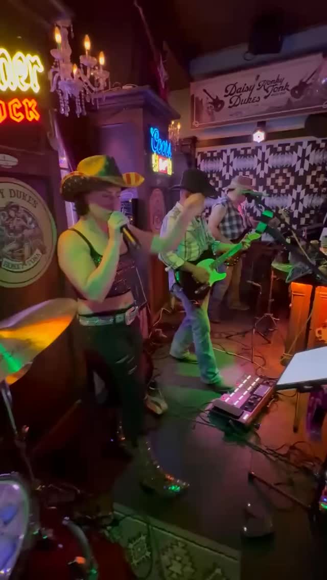 Nyc loves to party! #taylorswift #lovestory