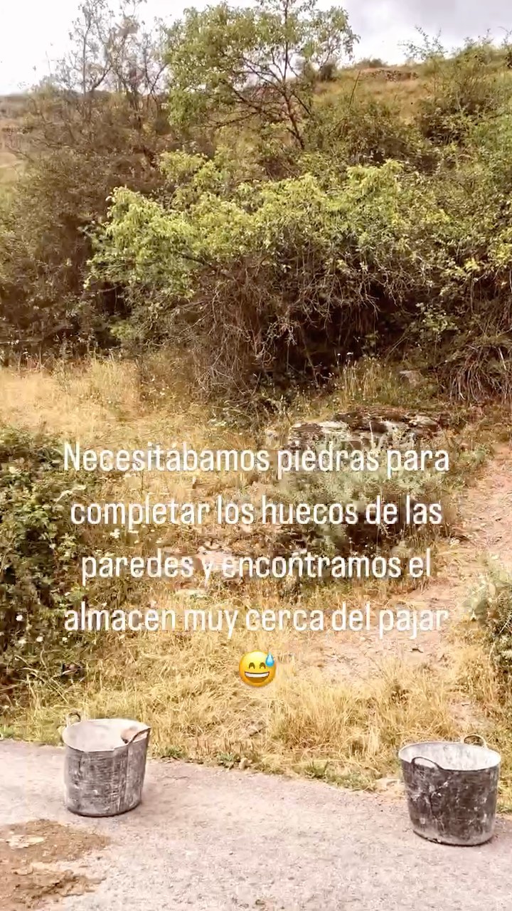 Ladrillo primitivo en el almacén de fuera del pajar... 😅 Todas las paredes tienen entre 50 y 70cm de grosor y están hechas de piedra. La piedra es la de la misma montaña donde se encuentra la arquitectura, así que para comprar las que faltaban nos subimos a la ladera de al lado y a llenar calderos. Lo demás es un puzzle, un juego de ir encontrando los huecos donde encajen perfectas las formas de las piedras o a veces al revés.
.
.
.
#piedra #piedras #piedrasnaturales #tecnologiaprimitiva #primitivetechnology #rustico #casarustica #casarural #casareforma #reformacasavieja #reformatallerarte #reformas #reformacasaantigua #reformapajar
