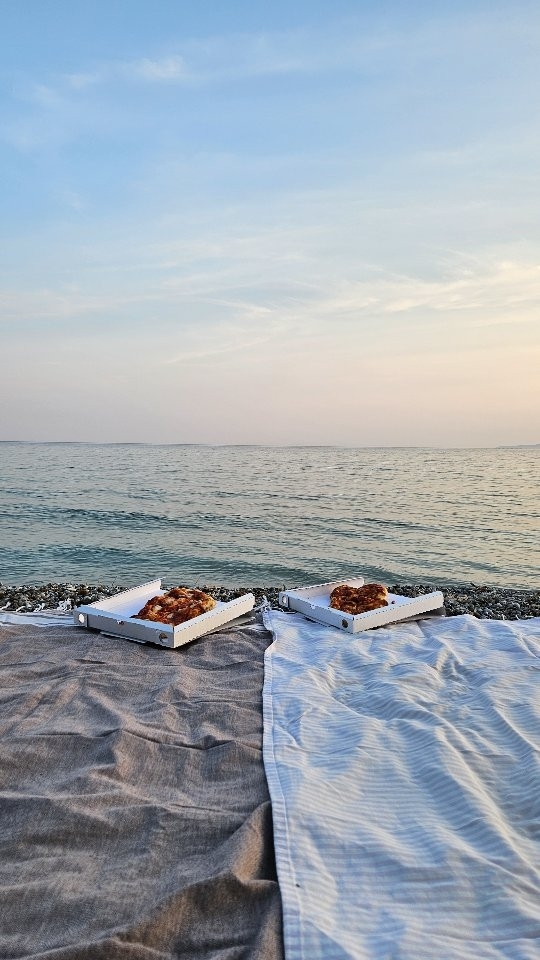 El plan perfecto para el verano toscano 💓
💌 condividi con chi vivresti una serata simile
🍕 pizza | impasto 72h pazzesco, leggerissimo, nell'attesa ci hanno offerto un calice di prosecco @ristorantedalmeraviglioso
🏖 location | musica e ristobar @sunnyhillfollonica
#inspirariscopritivivi
#lafiorentinaexperience
•
•
•
#pizza #tuscany #tuscanysea #italylovers #italy #italysummer #sunset #sunsetlovers #sunsetsea #summervibes #verano #elplanperfecto