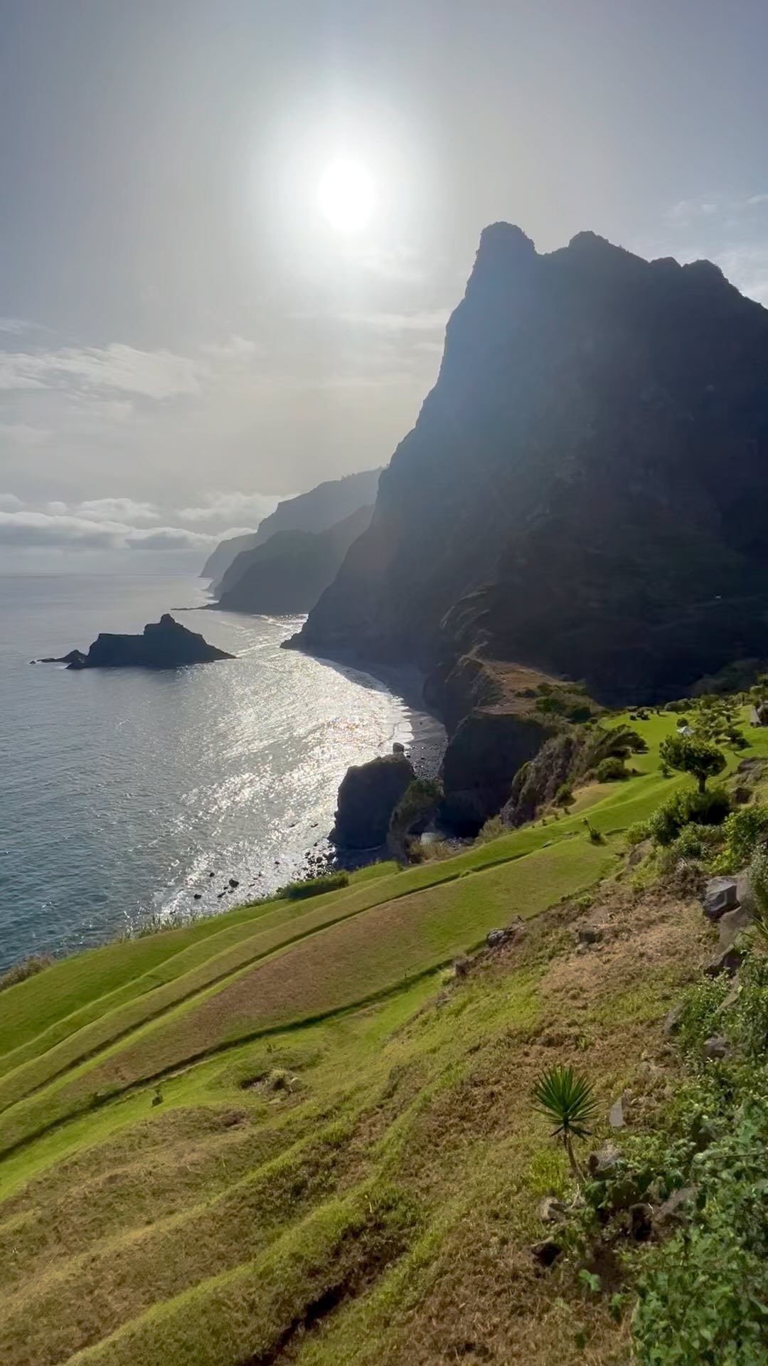 When I stepped up to the edge of this viewpoint, I couldn’t describe it in words. It was a direct transmission from my eyes to my soul. It was a profound and enigmatic connection that went far beyond words and gestures—a link that pierced through the surface and into the very essence of my being. Sometimes, life is like this. We experience things and share things that are connections and transmissions beyond words.
#SoulfulConnections #BeyondWords #ProfoundMoments #EnigmaticExperiences #TranscendentViews #EssenceOfBeing #LifeBeyondDescription #MysticalConnections #WordlessWonder