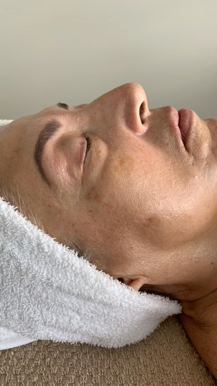 Results after just 1 “Soin Lissant” bespoke facial. 💛
.
.
.
@biologique_recherche_canada #holisticbeauty #bespokefacial #buildingbetterskin #BRway #nofilterneeded