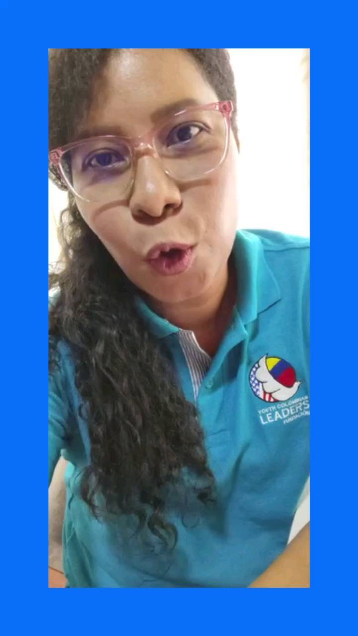 Gracias al @capitan_delcuento y la @policiadecolombia por la insignia otorgada a través de la Oficina de Relaciones Estratégicas en reconocimiento y aporte de estas dos alianzas para seguir impactando y transformando la vida de los niños y niñas en Colombia. Gracias a todos los voluntarios que se suman cada año para lograrlo juntos. @youth.colombian.leaders #yclf #playlee #capitan_delcuento