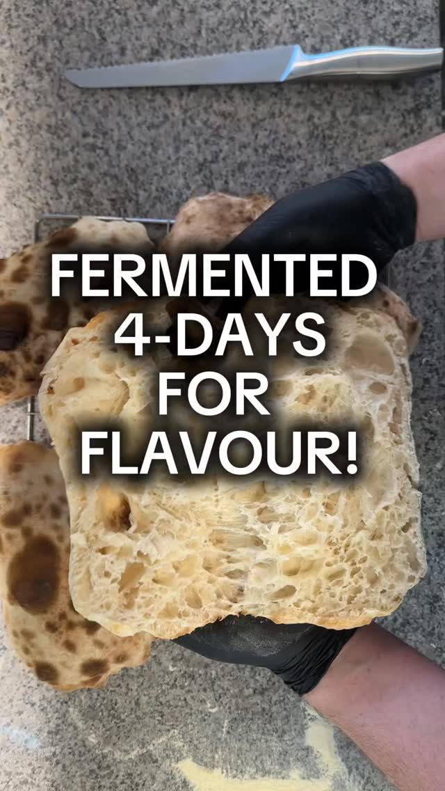 12h Biga at 18 degrees temp → 4 days cold ferment 🧊
The result - wildly open crumb and enormous flavor.
Time is everything 🔥
#Ciabatta #ColdFermentation #OpenCrumb #Biga #hjemmelagetpizza #napolitanskpizza #pizzashop #pizzalovers #tipo00 #pizzaoppskrift #pizzashopno #pizzaelskere