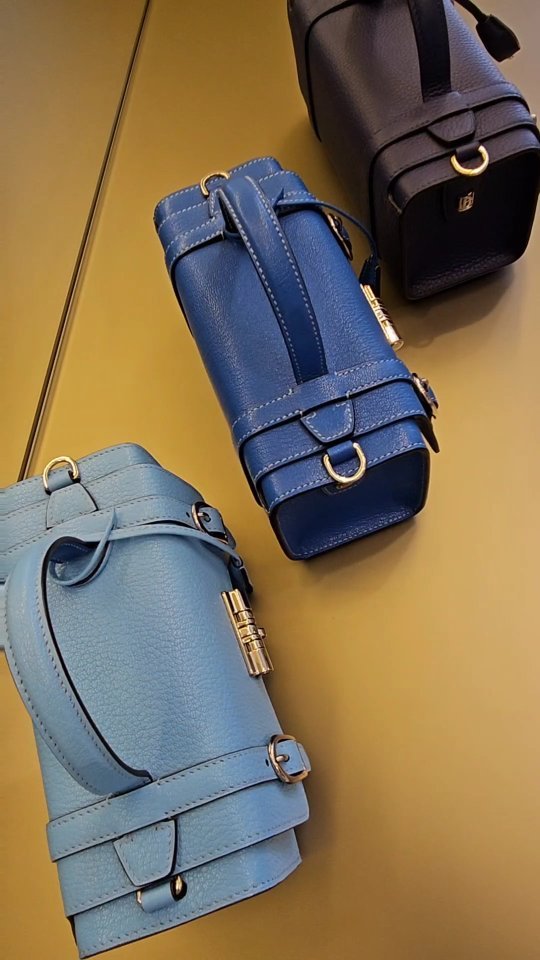 Camaïeu de bleu pour le sac "Diligent".
➡️ Bleu outre-mer ( cuir de tauillon)
➡️ Bleu de France ( cuir de chèvre)
➡️ Bleu Givré ( cuir de chèvre)
#diligent #prouesbydavidhanna #color #blue #handbag #Luxuryhandbag #frenchluxurybrand #hautemaroquinerie #newbag #colorful #paris #technicité #qualitefrancaise #madeinfrance