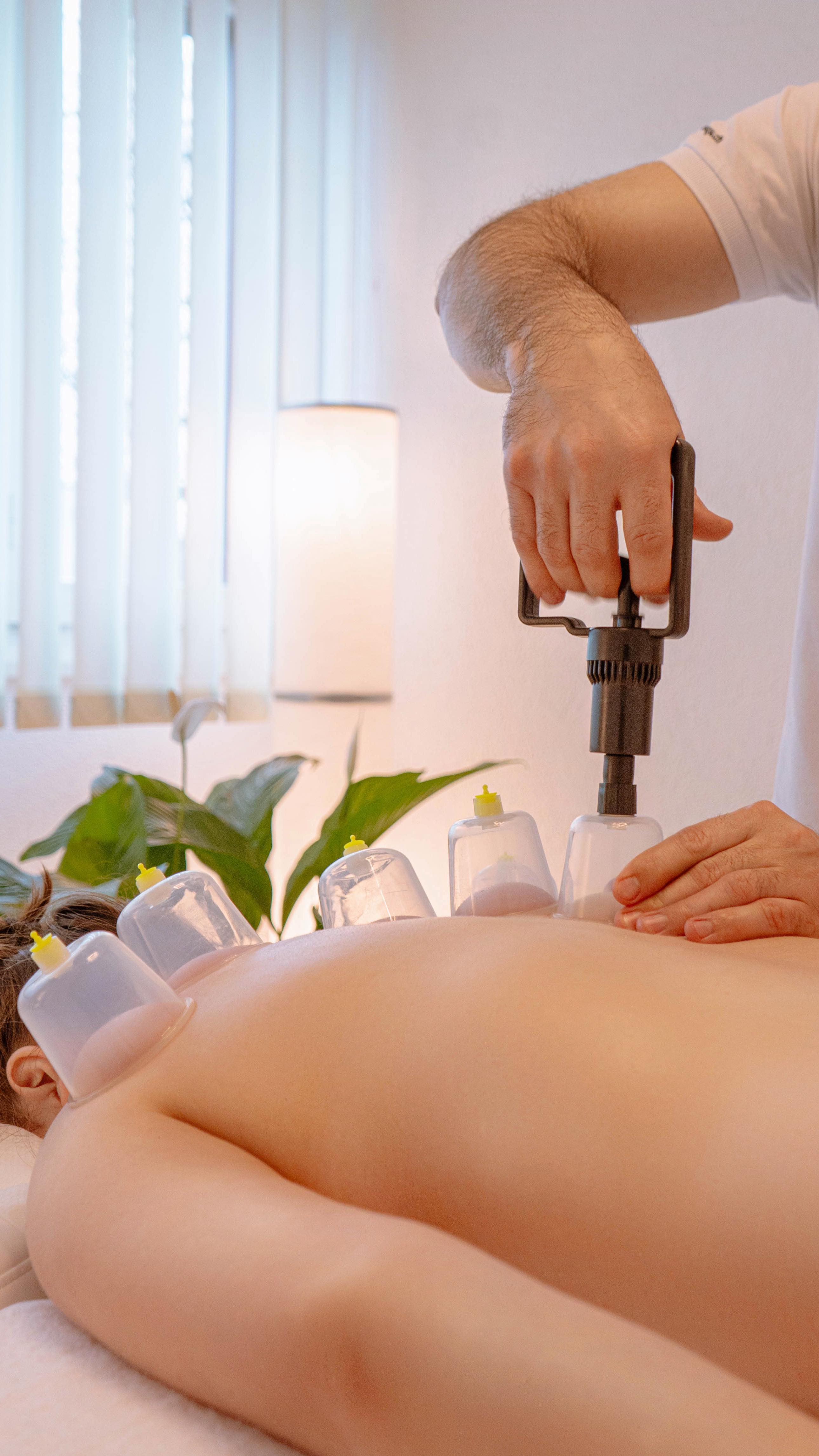 ✨Massage par ventouses.
✨Il s’agit d’une procédure thérapeutique à caractère curatif ou préventif. L’essence de cette méthode réside dans la création d’un vide à l’aide d’une ventouse.
✨La ventouse saisit une petite partie de la peau, renforçant le drainage lymphatique et l’afflux sanguin vers les tissus.
✨Le massage par ventouses sur différentes parties du corps (ventre, dos, cuisses, jambes, fesses) agit bénéfiquement sur la peau, lui redonnant élasticité, fermeté et une teinte saine.
✨Le massage améliore le fonctionnement du système excréteur, favorisant l’élimination des toxines et des déchets.
💌Rendez-vous pour un massage en message privé.
#massage #selfmassage #selflove #masseffect #massagespa #fribourg #massagefribourg #relaxmassage #alexmodvala #ventouses #ventousestherapie #fribourgregion