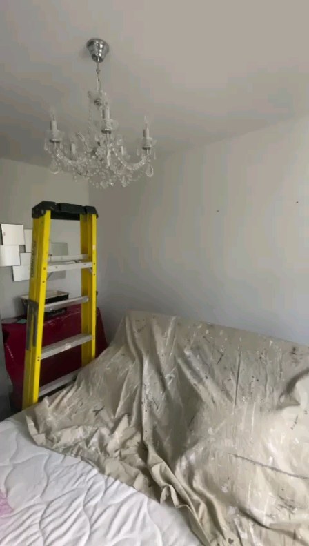 Bedroom complete with a coloured featured wall to add a little something.
Looking to refresh your home this year? Drop me a message to arrange a free, non obligated quote.
Based in Rainworth NG21, covering Nottinghamshire
.
.
.
.
#pritchardpropertyservices #painterdecorator #pai ter #homedecoration #HomeImprovement #HomeMakeover #homeimprovement #bedrommdesign #decoratebedroom #featurewall #rainworth