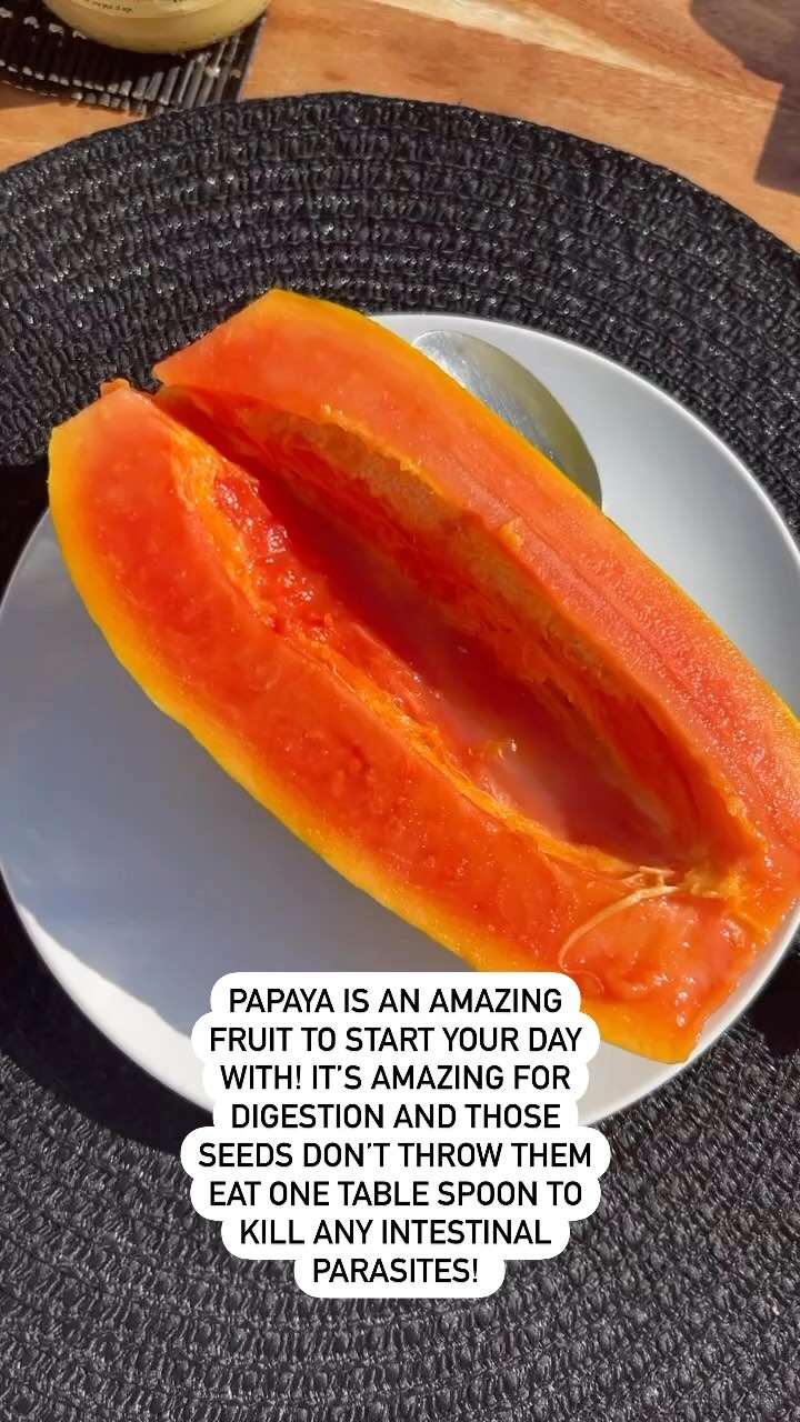 Papaya is one of the best fruits for your digestive system! The little black seeds inside are also great for killing any intestinal parasites. Take one spoon full of the seeds when you eat your papaya. I love to squeeze a little lime juice on the papaya before eating.
#papaya #digestivehealth #skinnyfood #healthyfood #health
