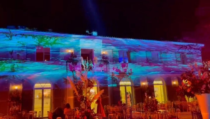 A few more tests before the guests arrive. Minimal video mapping, just a few atmospheres and a little clipping for the windows. #atmosphere #videomapping #decorextérieur #eclairageexterieur