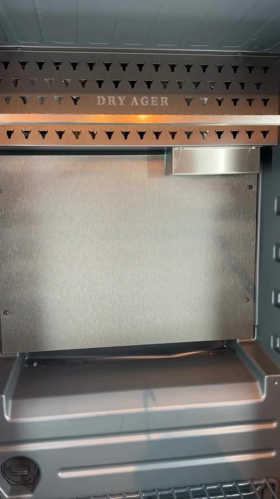 Welche Verwandlung🤩
Unser Osterlamm ruht nun seit einer Woche im DRY AGER Schrank. ⏰ Es ist faszinierend zu beobachten, wie sich das Fleisch verändert. 🍖😍
Erstaunlich, was hier bereits geschehen ist!
Reposted from: @dryager
#dryager #dryagerlove #dryaged #smartaging #meat #meatlover #meatlovers #meatlove #butcher #butchershop #butcherlife #chefstalk #restaurant #chefsofinstagram #meat #meatporn #meatlove #steak #steakporn #steaklove #food #foodporn #foodlove #fleisch #foodie #lamb #lambleg