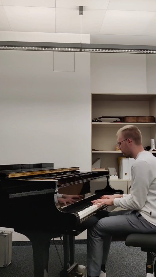 Mal wieder ein neues Stück von mir ☺️
Letzten Freitag habe ich in der Pause, während ich auf den nächsten Schüler gewartet habe, dieses Stück geschrieben und einfach mal aufgenommen ☺️
#piano #pianomusic #newmusic #yamaha #yamahaflügel #yamahapiano #jazzpop #solopianomusic #composition #creative #new #ownmusic #instapiano #instapianist