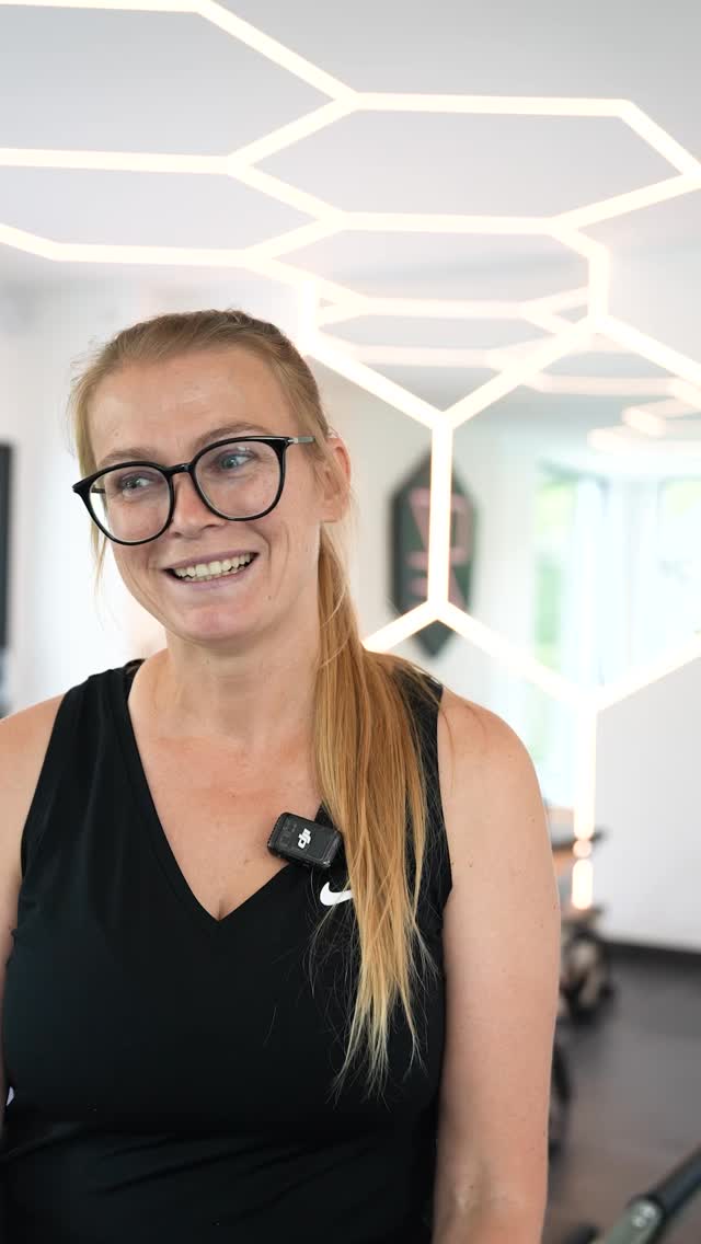 Willkommen bei ZOE sports & performance
Deinem neuen Zentrum für effektives, ganzheitliches Training in Grünwald. Unser modernes Studio bietet dir Reformer Pilates auf höchstem Niveau – in stilvoller Atmosphäre, mit individuell abgestimmten Trainingsplänen und professioneller Betreuung.
Ob Anfänger oder Fortgeschrittene – bei uns steht deine Gesundheit im Mittelpunkt. Die sanfte, aber intensive Trainingsmethode stärkt tief liegende Muskeln, verbessert Haltung, Beweglichkeit und Körperbewusstsein.
Warum ZOE sports & performance in Grünwald?
• Zentrale Lage mit guter Erreichbarkeit
• Hochwertige Reformer-Geräte
• Stilvolles, ruhiges Ambiente
Jetzt Probetraining buchen und die Kraft Ihres Körpers neu entdecken.
Wir freuen uns auf deinen Besuch!
#grünwald #pilates #zoesports #reformer #sport #motivation #münchen