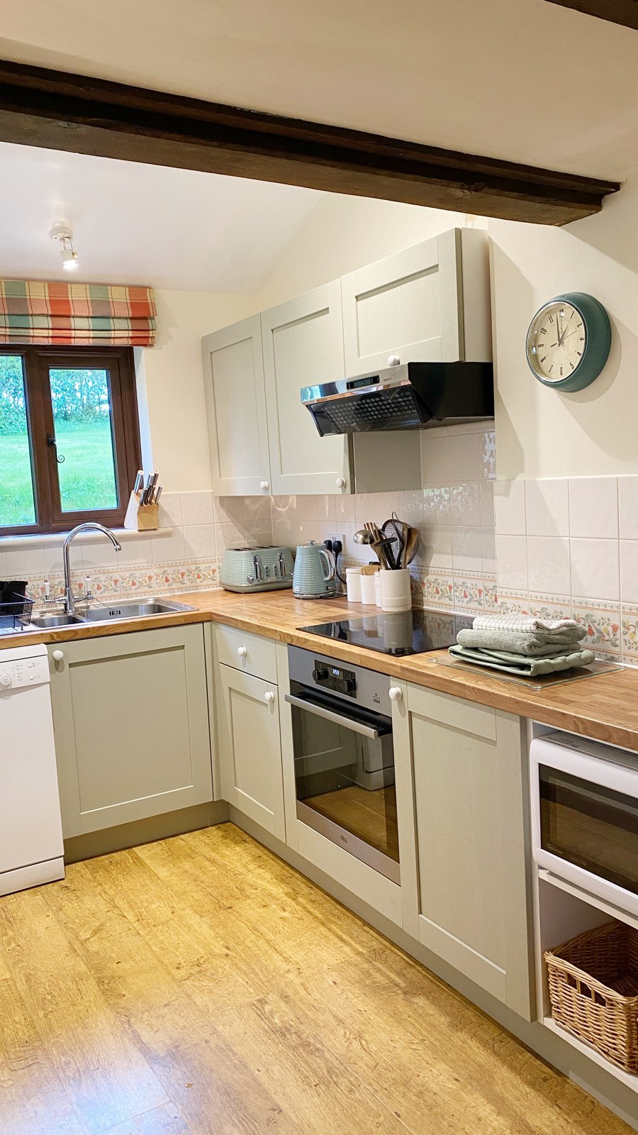 We’ve had a lovely fresh new kitchen fitted!
What do you think?
#holiday #holodaycpttage #wales #midwales #powys #llynhillyncottage #airbnb #kitchen #newkitchen