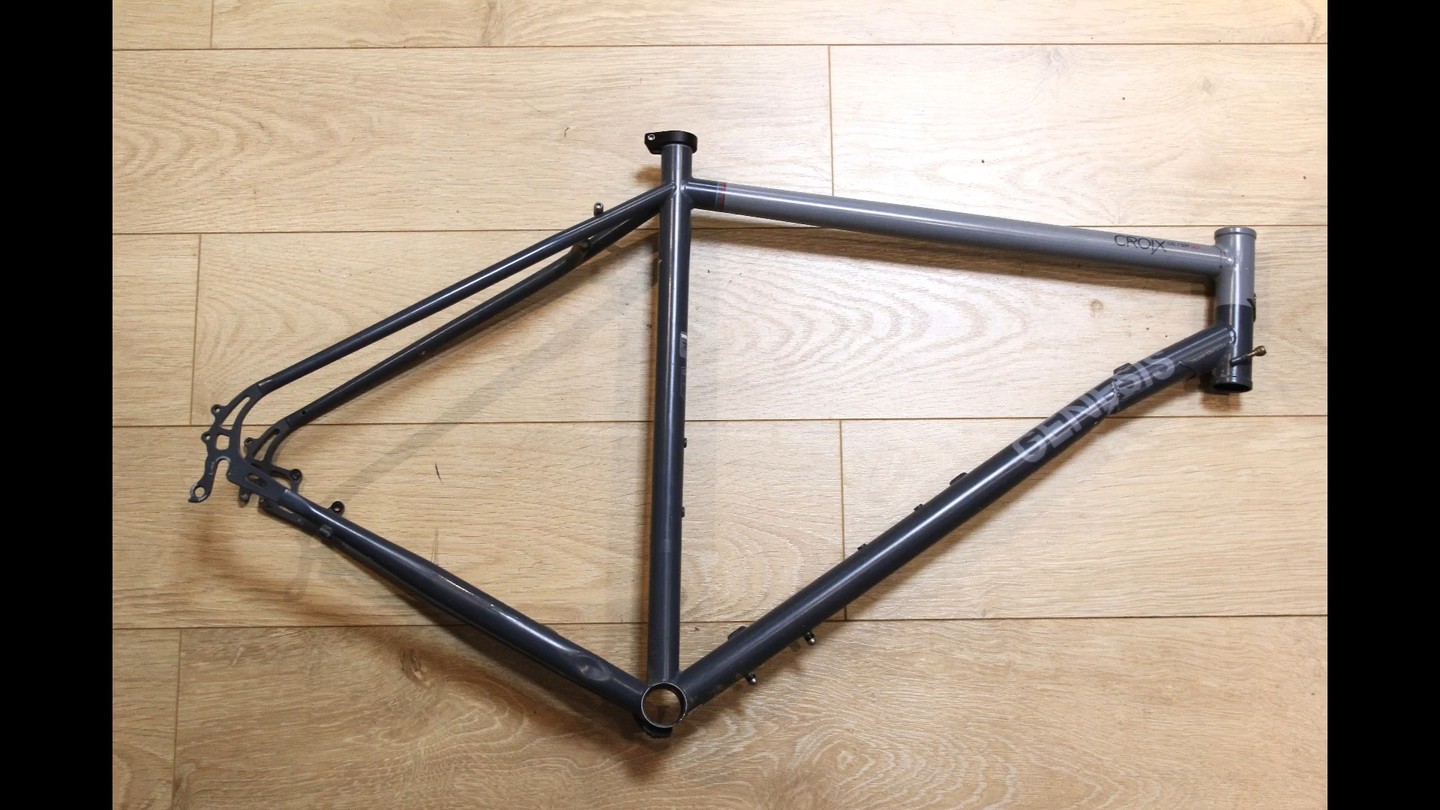 Nouveau projet pour ce début d'année. Suite à une mauvaise chute, ce Croix de Fer à besoin d'un petit rafraichissement ; au programme, changement du triangle avant!!!
#framebuilding #steelisreal #genesisbikes #gravelbike #madeinlorient #musettesetbicyclettes