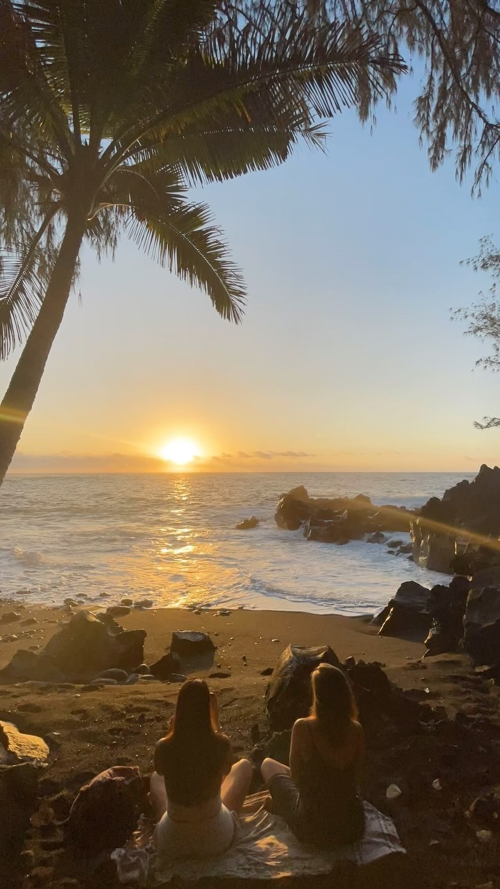 Birthday sunrise meditation with @rachelbalunsat_holisticwealth and @lotussattva at #kehenabeach 1.5 miles from @hive_hawaii 🌴 🌊 🩵Soul blessed 🙏 Happy Birthday Rachel! 💕