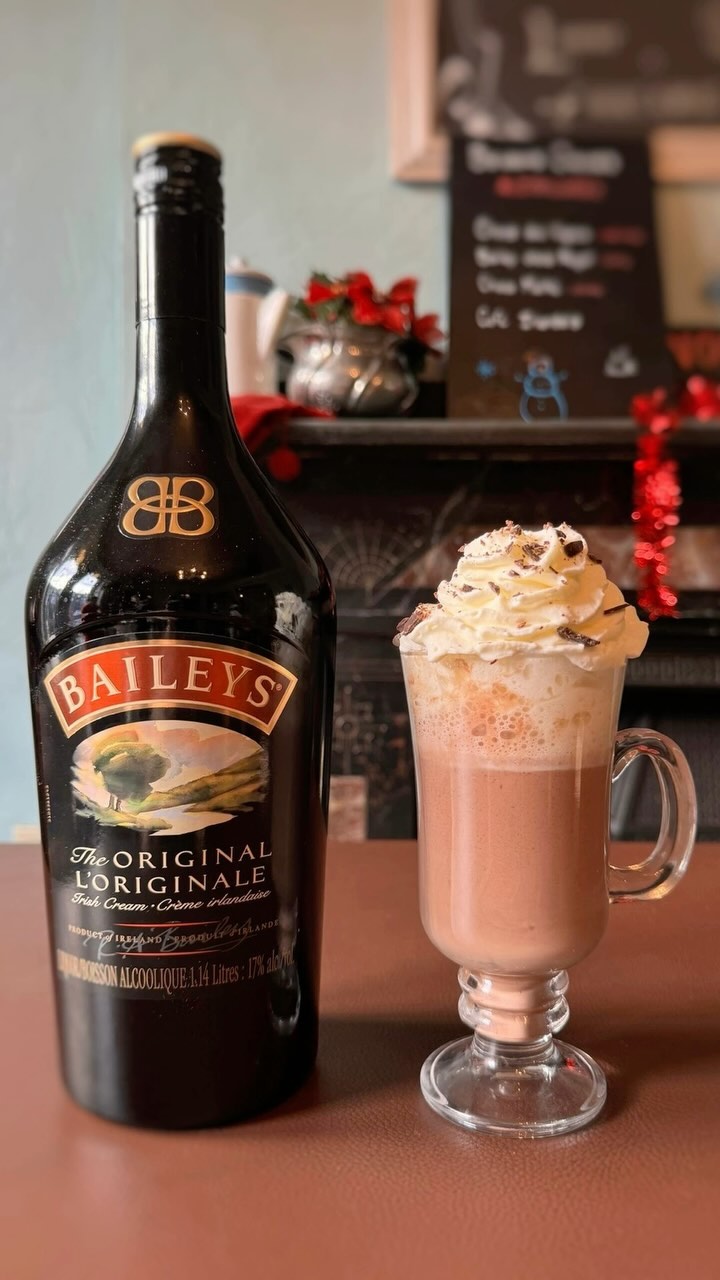 À l’honneur cette semaine nos nouveaux Choc-Tails, une alliance entre notre célèbre chocolat chaud Belge et les meilleurs sélections de liqueurs et alcools du chef 🍷🍫
Que ça soit avec la liqueur de framboise, de noisettes, d’orange ou encore avec du whisky, vous ne serez pas déçus !
Notre préférence ? L’indétrônable mariage du chocolat et de la crème de café avec le Baileys Choco Royal 😍
Et vous ? Commentez avec votre petit favoris 🍷
#chocolatchaud #cocktails #mtlfood #mtlfoodie #mtlresto #mtlcoffeecrawl