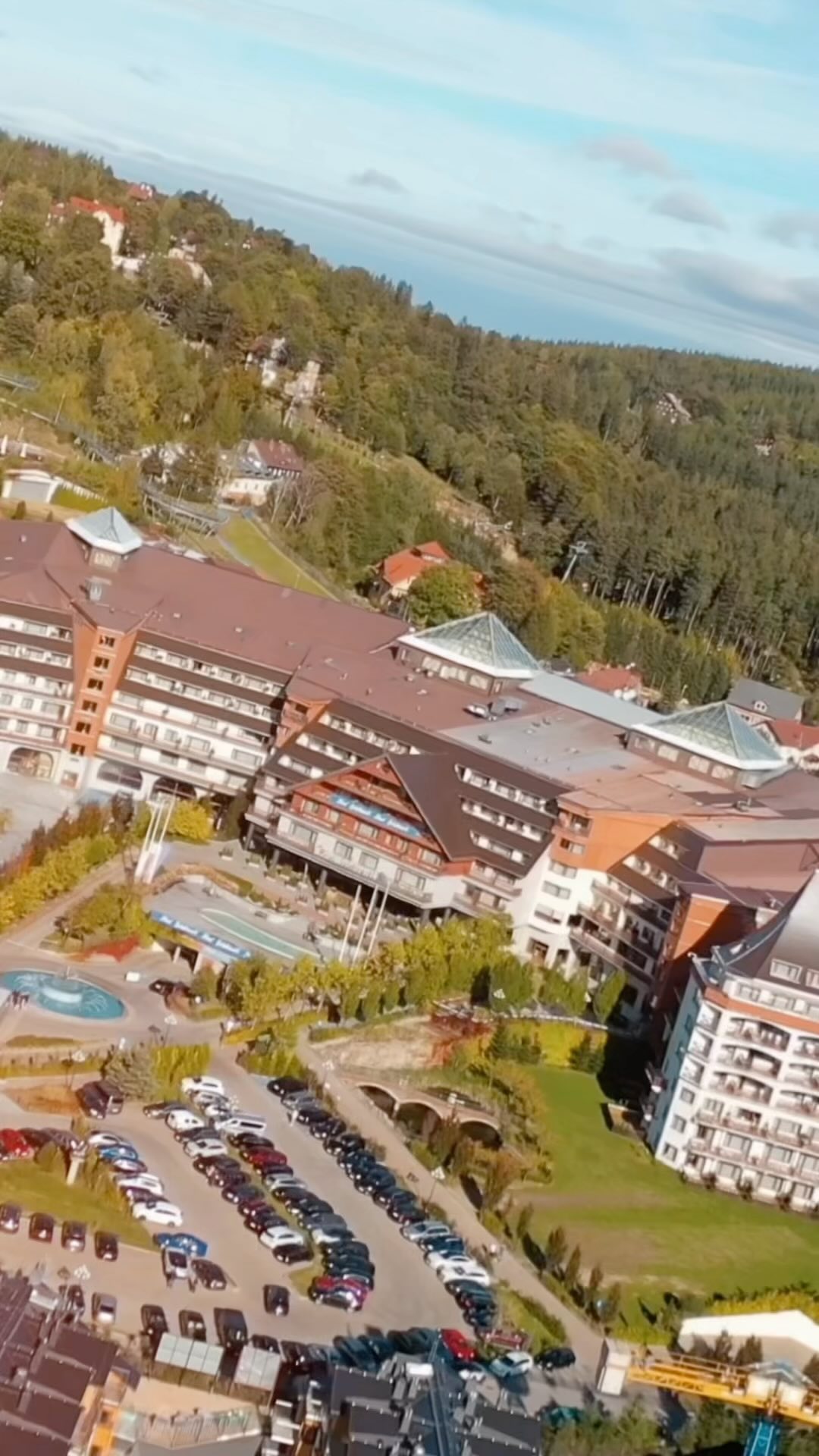 Zanurz się w świat nowości RTV i AGD! 🌟 Ostatnio mieliśmy niezwykłą przyjemność zorganizować targi w przepięknym Hotelu Gołębiewski w Karpaczu. Na 2000m2 powierzchni targowej gościliśmy 33 wystawców, prezentujących 45 topowych marek. Ponad 500 uczestników miało okazję odkryć najnowsze innowacje. To było jedno z największych wydarzeń branżowych w Polsce! 🚀 #TargiRTViAGD #Eventy #NowościTechnologiczne