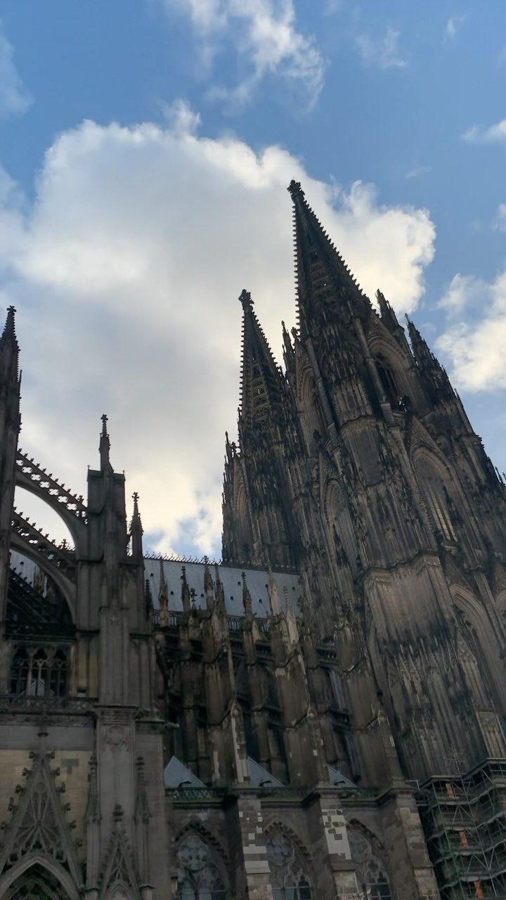 Time to lighten up:
Der Neubau des Verwaltungsgebäudes für die Kassenärztliche Vereinigung Nordrhein in Köln ist fertig!
Natürlich mussten wir uns mit dem ganzen Team vor Ort ein eigenes Bild machen.
Bei der Gelegenheit haben wir uns auch die Stadt (und die Bars) näher angeschaut :)