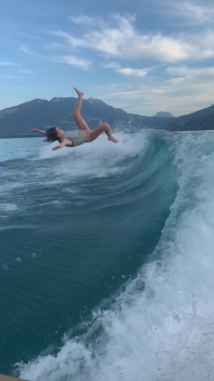 Chuter, se relever, et recommencer ! 🌺☀️
La vague n’a qu’à bien se tenir 🤣😉
La team Aloha est là ! 🤙🏻🏄🏻♂️🌊
#chute #wakesurffail #fail #gamelle #drole #humour #vague #wakesurfer #goodvibes #summer #ride #lacannecy #team #friends