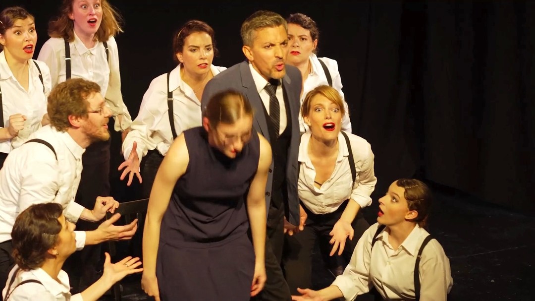 On vous partage un des numéros préférés du public : « On a pris le flingue en même temps » interprété pour le spectacle "Jazz Mortel" par l'ensemble de la compagnie LCO, @matze_che en tant que Billy Flynn @romane_helene en tant que Mary Sunshine, en alternance @roustina77 et @iris.ptrq en tant que Roxie Hart 🤹🤸♀️🎭
A revoir sur scène les 24 et 25 septembre 2024, les billets sont en bio 🔝
🎥🎞 Keven Akyurek et Margaux Bellynck
#sing #acting #comediemusicale #dance #broadway #artistes #theatre #danse #broadway #chant #artists