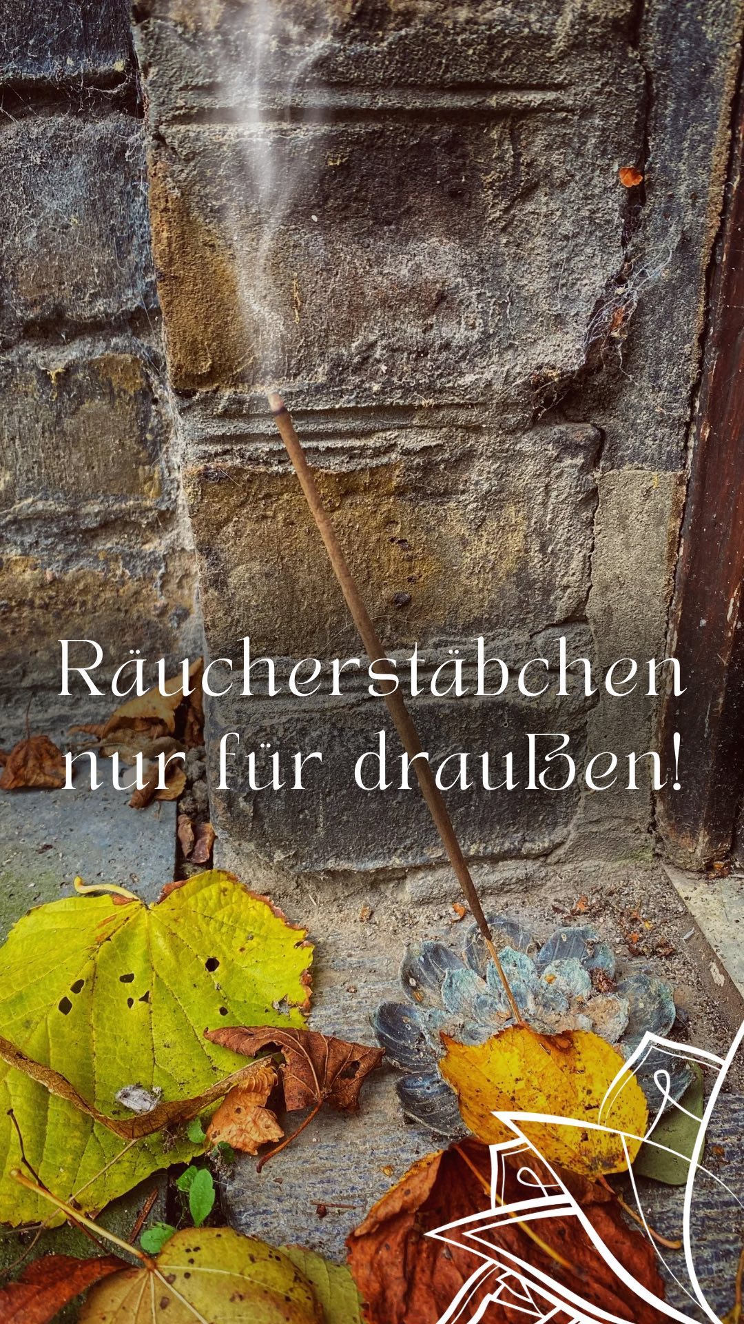 Warum? Der Grund dafür ist ganz einfach – ich hab keine Ahnung was in den Räucherstäbchen verarbeitet wurde! Und das muss auch nicht auf der Packung deklariert werden.
Seit Jahren beschäftige ich mich jetzt mit dem Thema Räuchern und Kräutern und dabei ist es mir wie von Schuppen von den Augen gefallen. Räucherstäbchen sind zwar super einfach zu benutzen, aber wie sie hergestellt werden und was darin enthalten ist, weiß man nicht.
Räucherstäbchen würde ich nur draußen nutze, nicht mehr in meinen Räumen!!!
Darum ist es nicht sinnvoll Räucherstäbchen in Innenräumen zu nutzen:
💨Die Inhaltsstoffe sind nicht bekannt
💨Wir nehmen über die Luft auch kleinste Partikel in unseren Körper auf
💨Räucherstäbchen sind oft nicht natürlich und mit Parfümstoffen und Klebstoffen versetzt
Räucherstäbchen mit unklaren Inhaltsstoffen können gesundheitsschädlich sein
Darum empfehle ich dir, beim Kauf und beim Nutzen von Rächerstäbchen vorsichtig zu sein und dich zu informieren. Oder du lernst wie du mit Kräutern, Blüten und anderen natürlichen Stoffen Räuchern kannst. Ich verspreche dir, das kann auch wundervoll duften.
Willst du mehr zum Thema Räuchern mit Naturmaterialien erfahren, dann melde dich gerne für meinen Grundlagen Workshop am 18.11.2024 an oder schicke mir eine DM, wenn du beim nächsten Online-Workshop dabei sein möchtest.
#räuchern #räuchernmitkräutern #räuchernmitheimischenpflanzen #räuchernfürdieseele #räuchergrundkurs #räucherstäbchen