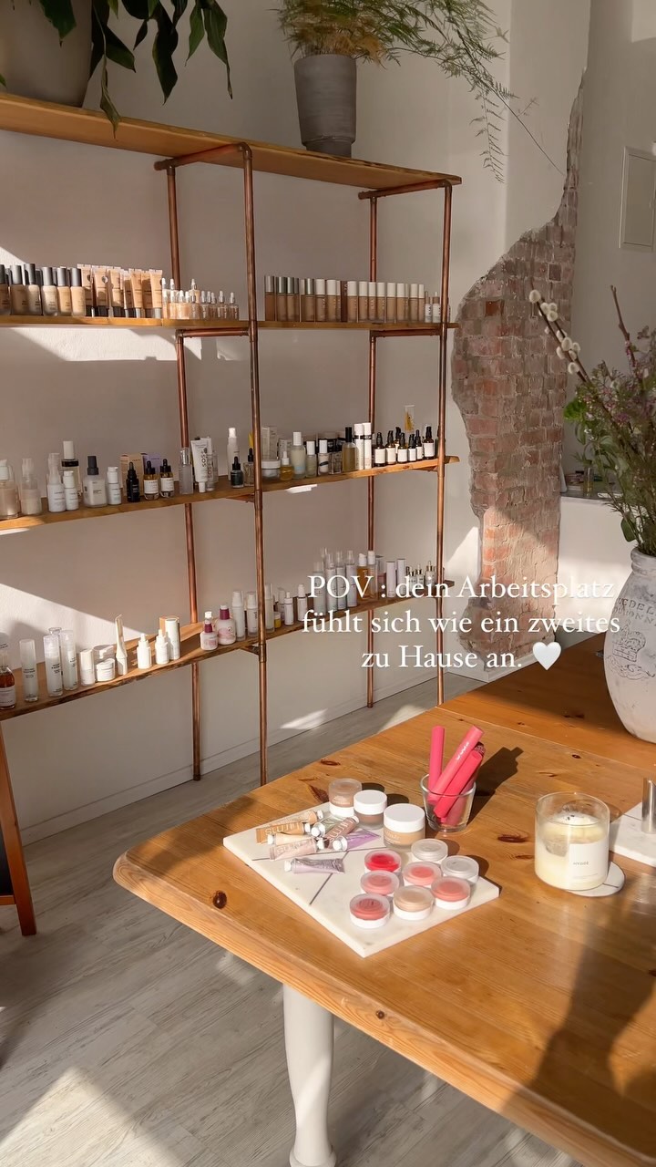 Das Studio hat einen besonderen Platz in meinem Herzen. Und wird es wahrscheinlich immer haben.♥️
Wir sind gemeinsam gewachsen die letzten Jahre und ich fühle mich dort einfach zu Hause. Das ist für die Coachings hier vor Ort und auch für mich unglaublich wichtig.🙏🏻
Ein Ort, der Ruhe, Wärme und irgendwie auch was sicheres, entspanntes ausstrahlt.🫶🏻
Denn ich kann total verstehen: sich für ein Beauty Coaching zu entscheiden kann neben all dem Spaß dabei auch herausfordernd sein - viele Spiegel, Licht, und vielleicht ein paar Unsicherheiten und Themen, die neu sind und ungewohnt. ♥️ Alles total verständlich und normal. Und daraus dann aber etwas Neues entstehen zu lassen gemeinsam, das liebe ich so an meinem Job 🙏🏻☺️.
Jede Begegnung, jede Frau ist aufs Neue toll, wunderschön und vor allem so willkommen hier an diesem Ort 🤍
#Beautyinsideout