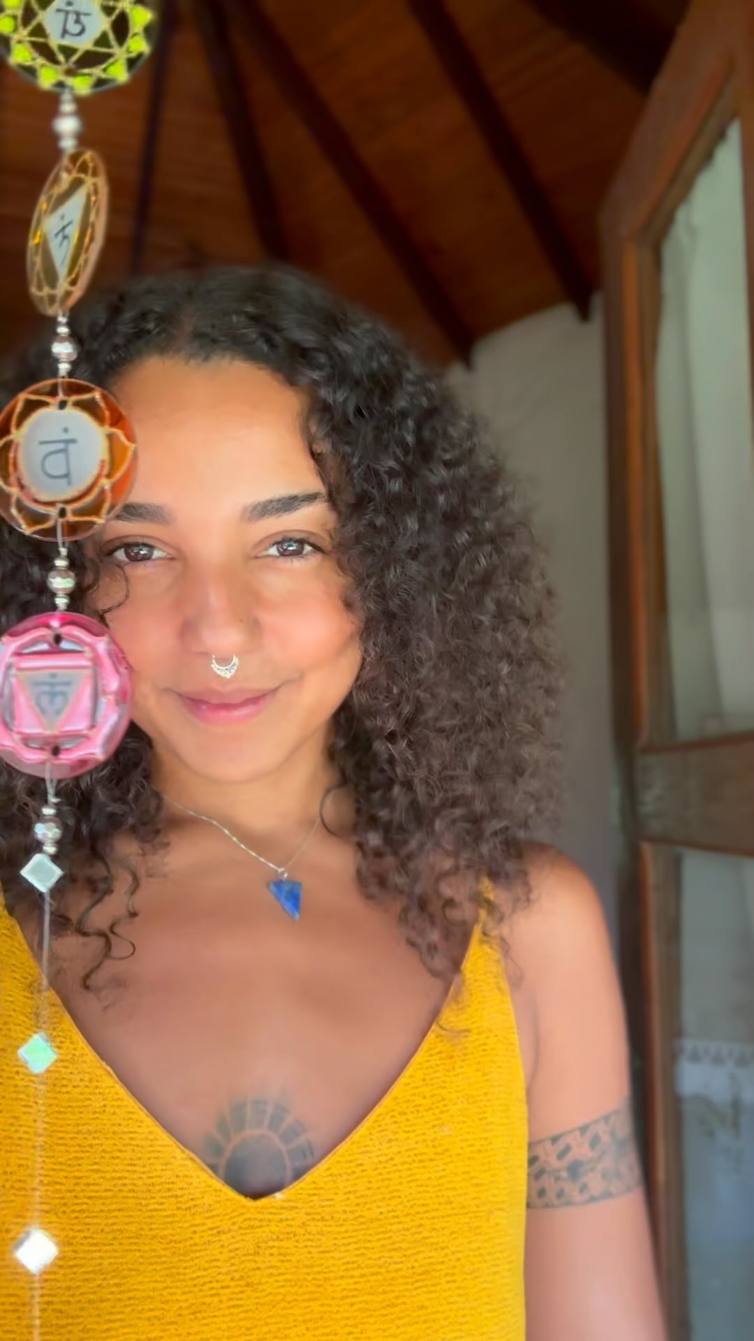 Que máscaras você tem usado para esconder a sua verdadeira essência? Que fantasias você tem criado para se manter separado da sua verdadeira natureza? 🤔 Esse é o tipo de reflexão que eu e a @portal.pavitra vamos estar propondo para esse carnaval aqui na Chapada dos Veadeiros. Quer vir com a gente? Ainda dá tempo 🌬️✨
#retirodecarnaval #vibramaisalto