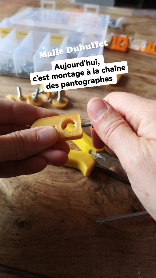 Les "bidules" et les "trucs" (découpés au laser et imprimés en 3D) permettent d'assembler 15 pantographes.
Le pantographe, c'est un outil magique qui permet de reproduire un dessin instantanément en l'agrandissant !
Ils feront partie de la malle Dubuffet que l'on est en train de finaliser.
Présentation de la malle complète très bientôt 😊
#fablab #decoupelaser #dubuffet #artiste #artcontemporain #tourauxfigures #mediationculturelle #mallettepedagogique #mediationculturelle #musee #exposition #jeunepublic #familleaumusée #lafabriquetoimeme #ingénieriedepointe