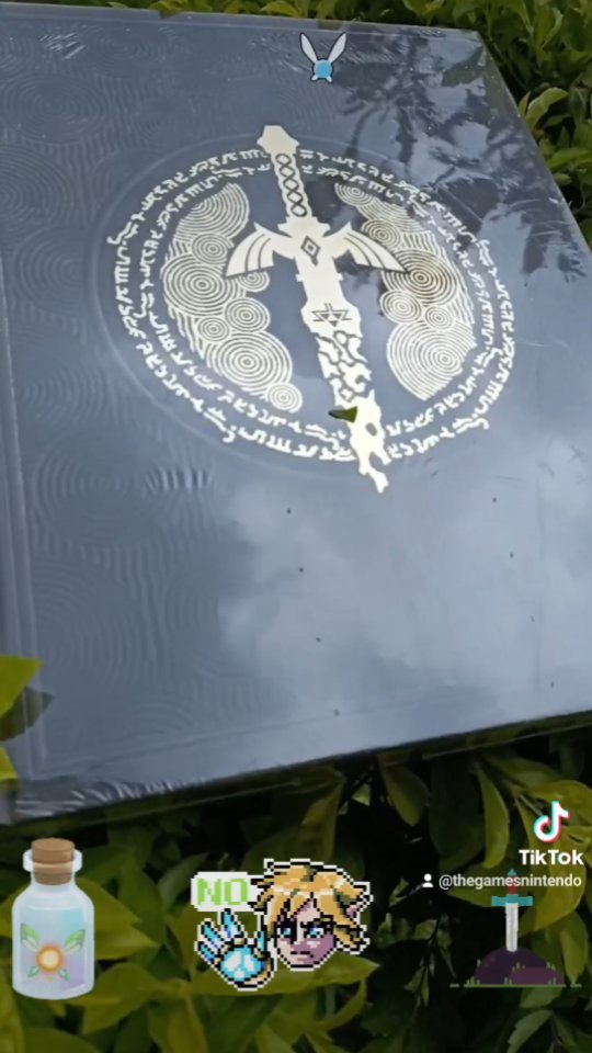 O guia definitivo com capa dura , a bíblia de Zelda Tears of the Kingdom!
#zeldatearsofthekingdom
#nintendo
#zeldatotk
#zeldaguide
#zeldabook