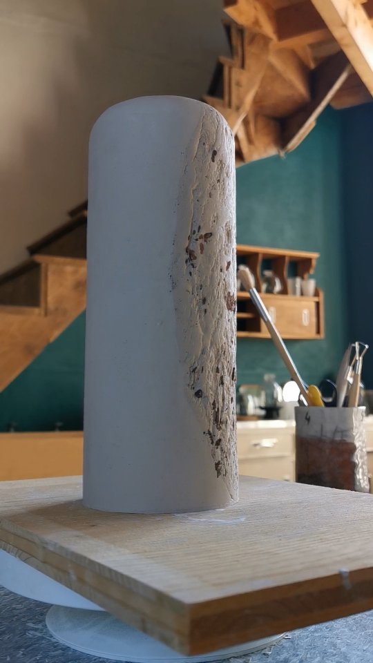 Collection SCHISTE | vase
-
Porcelaine crue
-
#ceramic #vase #objetsensible #empreinte #mineral #schiste #texture #artcraft #homedecor #interiordesign #home #deco #decorationdinterieur #flowers #vaseceramique #handcrafted #ceramiqueartisanale #pieceunique #pam