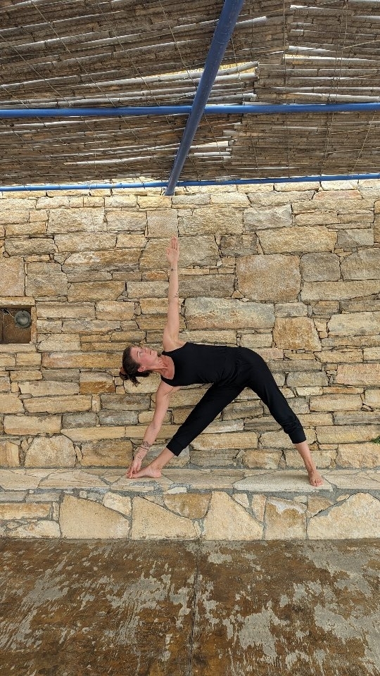 Wir kreieren uns in jedem Moment mit jeder Entscheidung!
Manchmal haben wir das Gefühl, dass wie wir sein möchten oder was wir uns wünschen, so unglaublich weit weg ist. Aber der Weg dort hin oder um was geht, sind die kleinen Dinge, die wir tun. Bei jeder Entscheidung und bei allem was wir tun können wir uns fragen, bringt mich dies etwas näher dort hin, wo oder wie ich sein möchte?
Es sind die kleine Dinge die zählen, die Gewohnheiten die wir kultivieren, die das Leben prägen und uns zu dem machen was wir sind.
Ich muss an meinen Vater denken, der mir schon so häufig ein Zitat auf den Weg gab: "I make myself!" - Patch Adams
Alles was wir tun kreiert uns. Was konsumiere ich? Wie handle ich? Wie spreche ich? Welche Gedanken kultiviere ich? Wie reagiere ich auf etwas? Für was entscheide ich mich? Ein Abend auf der Couch oder Bewegung in der Natur (beides ist wichtig, aber was tut mir in dem Moment besser?🙂). Stehe ich früh auf und mache meine Praxis oder schlafe ich länger? Wir haben immer eine Wahl. Sehe ich das Negative oder das Schöne? Blase ich Trübsal oder mache ich den nächsten einfachen Schritt in die richtige Richtung? Es ist fast wie ein Muskel, den wir trainieren können. Ich habe es selbst in der Hand.
Der Gedanke wirkt manchmal auch etwas überwältigend, oder? Aber er schenkt auch Mut und Kraft und wenn wir einfach mit der nächsten kleinen Entscheidung beginnen oder mit der nächsten Handlung, die wir tun, wird es ganz einfach☺️
#imakemyself #ineverymoment #witheverystep #inspiration #mindfulness #yoga #yogabern #yogaoffthemat