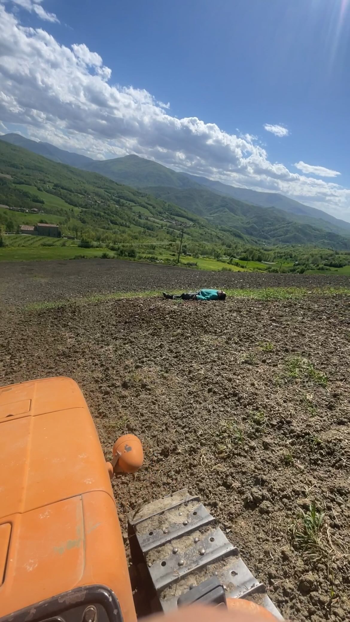Una Primavera Fradicia
Lavorare il meno possibile, pestare il terreno il meno possibile, interpretare, leggere i segnali che ogni singolo pezzo di terra ti manda e che ti indicano il modo migliore per essere lavorato.
Fare l’agricoltore non è solo saper guidare un trattore, è tutto questo e molto altro.
I trattori sono il mezzo di comunicazione che abbiamo, oltre le mani, per scolpire la terra che amiamo e rispettiamo.
E nonostante tante difficoltà, tante incertezze, tanti santi, a volte, riusciamo a lavorare sempre col sorriso.
Grazie Giamp per tutto quello che mi hai insegnato e mi continui ad insegnare.
Video aggiornamento in arrivo
Erbai fatti, aspetto ancora per seminare le patate 🥔
#staytuned