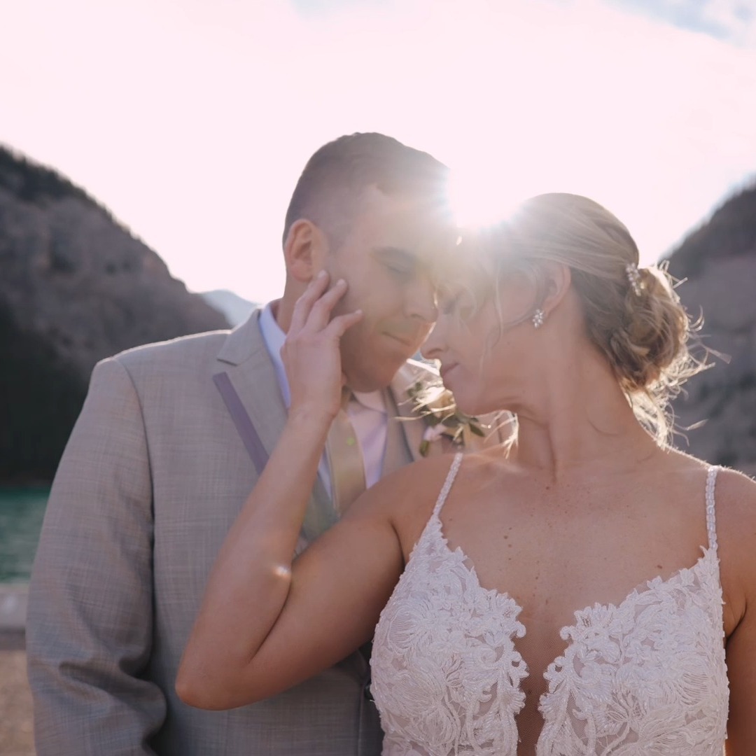 What an amazing day with Alanna & Taylor!
Wrapping up my last wedding for videography for the year with an absolutely gorgeous day in Canmore alongside my bestie @emilygalephotography
Here is just a little sneak. More to come!
👰🤵@alannam_12 @tscottss
Planner: @locke_weddingco
Venue: @silvertipresort
Photographer: @emilygalephotography
Makeup: @wildflower_makeupartistry