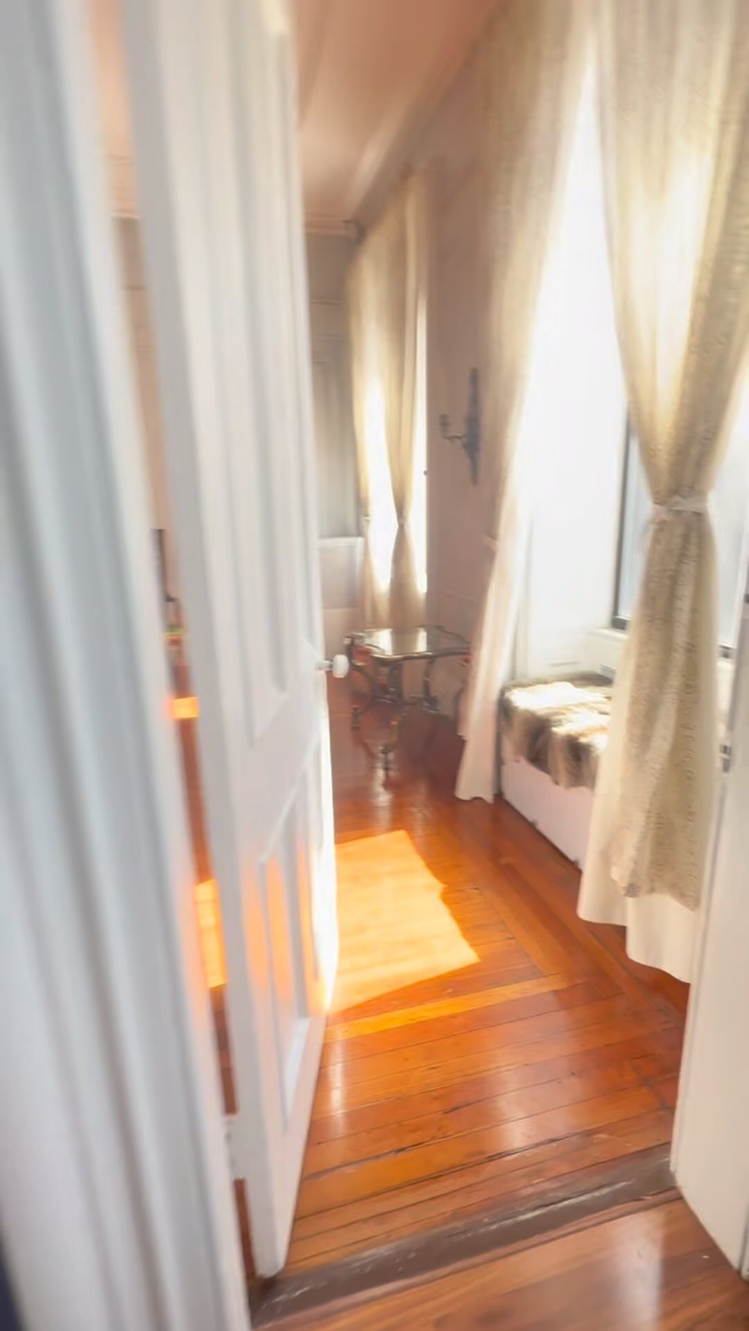 ☁️✨Most dreamy bedroom 📍Carroll Gardens, Brooklyn
.
.
.
#thehalupkateam #carrollgardens #realestatetips #realestatebroker #milliondollarlisting #interiors #design #interiordesign #homegoals #realestateinspiration #luxuryrealestate #nyrealestate #realtorsofnewyork #luxury #luxurylifestyle #luxuryhomes #luxuryliving #interiordesigners #brooklyndesigner