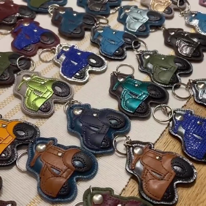 Egy Vespa club megrendelésére készültek ezek a vagány egyedi kulcstartók😍
Neked mit készítsünk?
#egyedikulcstartó #bőrdíszműves #bőr #kulcstartó #uniqueleatherworks #pécs #kézzelkészült