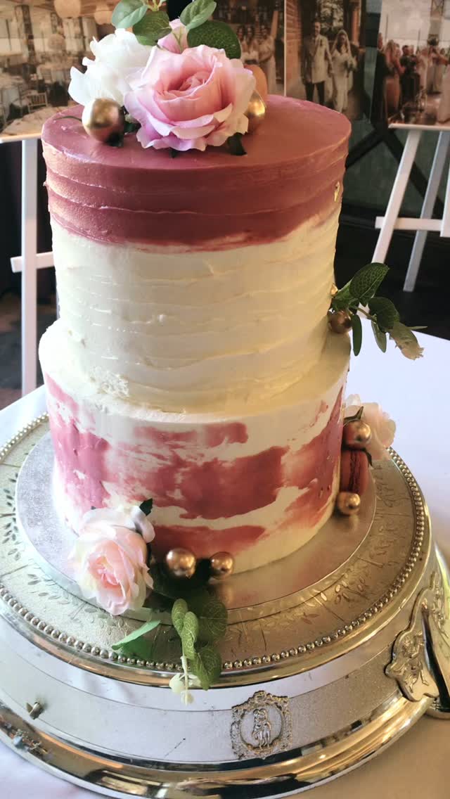Dreaming of wedding romance? Liam and Erin requested our Sylvia Wedding Cake style with watercolour shades of textured pale pink buttercream and flecks of edible gold leaf. Matching macarons and faux flowers provided the perfect finishing touch for their Big Day at @boclairhousehotel. And it turned out so gorgeous…