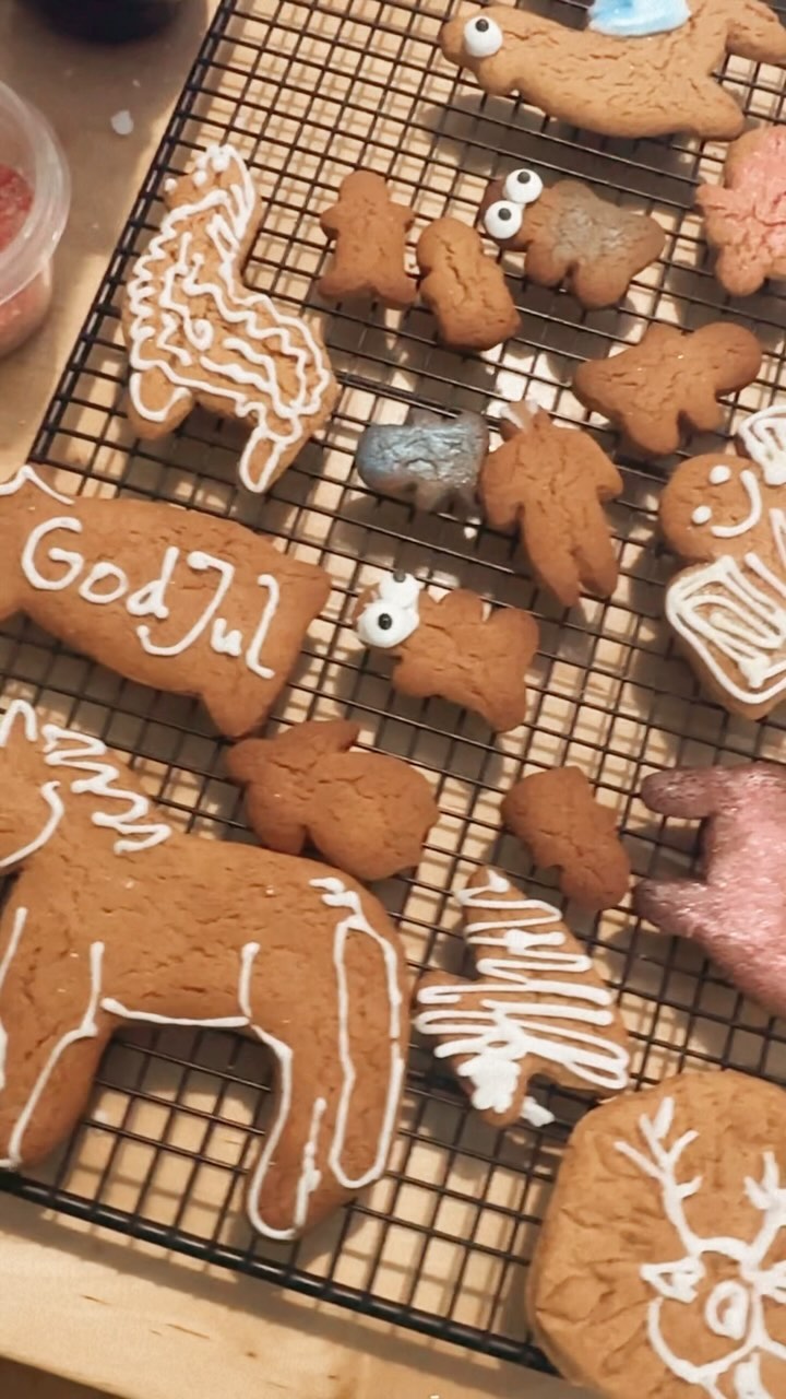 Att dekorera pepparkakor med familjen under julen är en av de bästa glädjen i livet ❤️ #julbakning #familjen #bakingwithfamily #godjul #christmaseve #slowandsimpledays