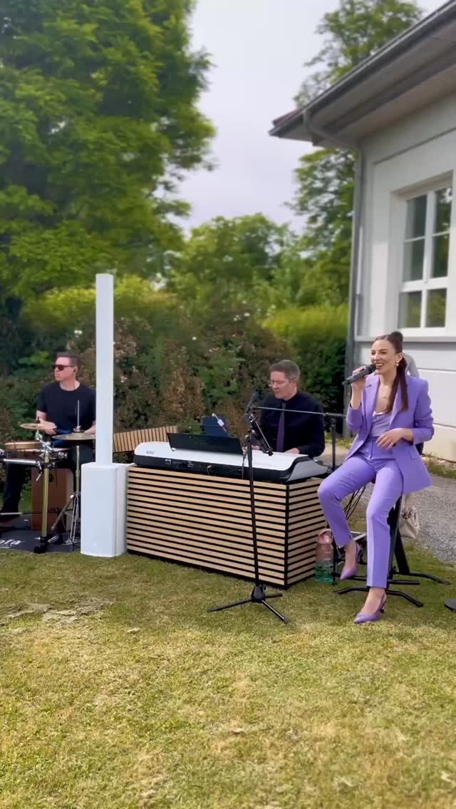 🎶 Live-Musik, die Atmosphäre schafft – stilvoll, authentisch und mit Gefühl.
Ob Firmenfeier, Geburtstag, Empfang oder Hochzeit – das Rebecca Sammet Trio begleitet euer Event mit handgemachter Musik und persönlichem Sound.
Mit viel Erfahrung, Fingerspitzengefühl und einem vielseitigen Repertoire sorgen wir für musikalische Highlights, die in Erinnerung bleiben.
✉️ Jetzt unverbindlich anfragen – über den Link in der Bio oder direkt per DM.
#rebeccasammettrio #livemusikfürveranstaltungen #livemusikmitherz #firmenfeier #geburtstagsfeier #hochzeit #eventmusik #soulgroovefeeling #livemusikbooking #musikfürjedenanlass #sängerin #trio #livemusikstuttgart #rebeccasammet #hochzeitsmusik #musikerfürdeinefeier #hochzeitsband