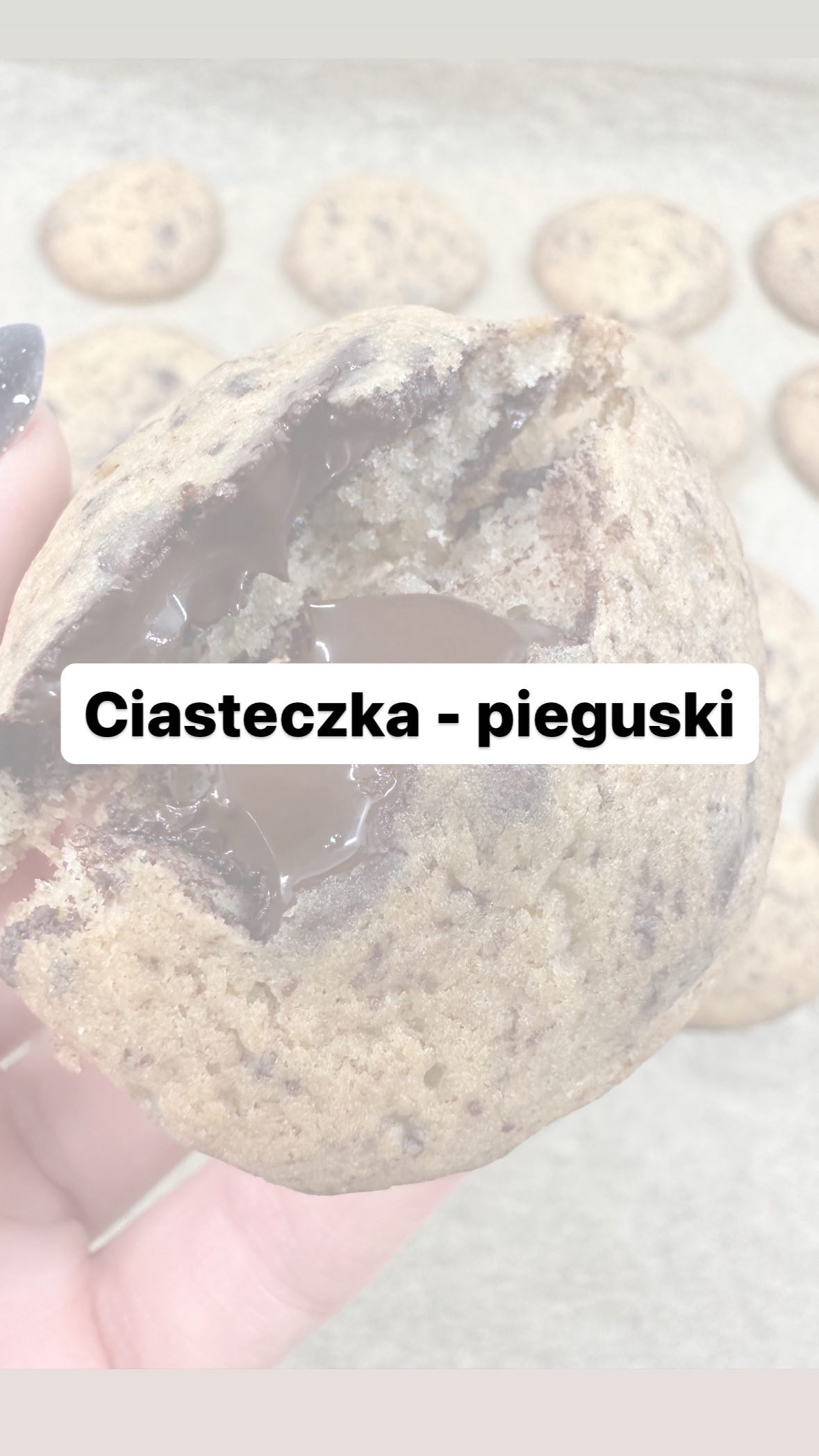 ✨WYPRÓBUJ I ZAPISZ NA PÓŹNIEJ✨
Co potrzebujesz?
👉🏻70g gorzkiej czekolady
👉🏻65g masła
👉🏻50g ksylitolu
👉🏻1 jajko
👉🏻1 łyżeczka cukru waniliowego
👉🏻90g mąki pszennej
👉🏻1/4 łyżeczki sody oczyszczonej
👉🏻1/4 łyżeczki proszku do pieczenia
👉🏻szczypta soli
1. Rozgrzej piekarnik do 180 stopni. Blachę wyłóż papierem.
2. Czekoladę pokroić na mniejsze kawałki.
3. Masło, ksylitol, jajko oraz cukier waniliowy utrzeć w misce.
4. Dodać mąkę, sodę oczyszczoną, proszek do pieczenia i sól. Porządnie wymieszać całość.
5. Dodać rozdrobnioną czekoladę, wymieszać.
6. Przy pomocy małych łyżeczek formować kulki w kształcie orzecha laskowego i układać na blasze.
7. Piec 10-12 min do złocistego koloru.
Podawać kiedy będą już wystudzone, lub przekąsić kiedy czekolada będzie jeszcze płynna 😏😋
Smacznego!
#cookies #sweet
