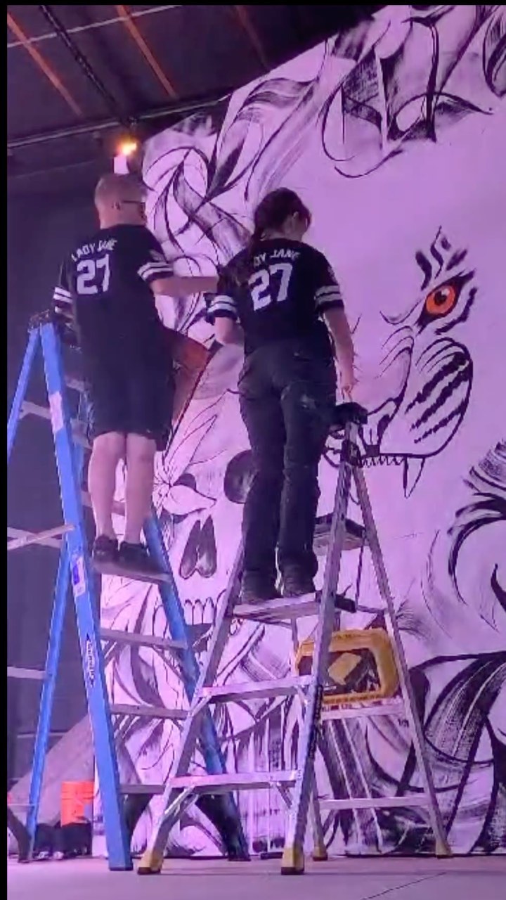 So stoked to be a part of @secretwalls Battle of the Bars last week! Had an absolute blast collabing with @shanehuss and competing against @kaitlinziesmer and @amuse.126 ! And vibing with our bar team, @ladyjanedenver !
This experience felt really special because I’ve wanted to compete in a Secret Walls battle ever since I found out they existed… I used to be a caricature artist and thrive on drawing really fast with an audience, and it was so fun to get to show off those skills in such a fun environment 😄 can’t wait for my next battle! ⚔️ 🎨 ⚡️
Also super stoked with how Shane’s and my styles and workflow fit together… anyone got a wall for a @thedesignosaur @shanehuss collab? 😉 🖌️
#secretwalls #battleofthebars #ladyjane #artbattle #paintbattle #livepaint #livepainting #calligraphy #artfight #livedrawing #muralart #muralartist #liveart #livemural #denverartist #denverstart #denverstreetart