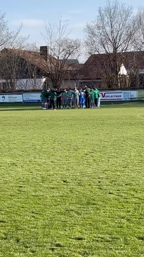 Erstes Spiel nach der Winterpause und gleich der erste Sieg, und was für einer. Giorgio Kutter netzt in der 94. Minute zum 3:2 Auswärtssieg gegen den stark kämpfenden @tsvbrunnthal_fussball ein. Weiter so Männer 🐉💚🐉