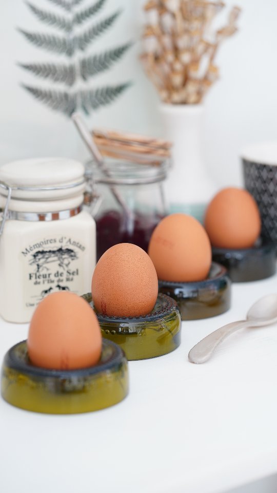 🌱Upcycling Eierbecher für glückliche Ostereier💚
Der Frühling ist da🌸🥳. Endlich! Der Februar ist echt der A**** unter den Monaten!
Wer hat noch richtig Bock auf Sommer☀️?
Happy eggs in eggcups gibt's bei
JK ReDesign
.
.
.
#happyeaster #froheostern #easter2024 #nachhaltigleben #ostereier #eierbecher #eggcups #weinflasche #upcycling #besserleben
#flaschenschneiden #upcyclingdeko #osterdekoration #upcyclingshop #jkredesignmanufaktur