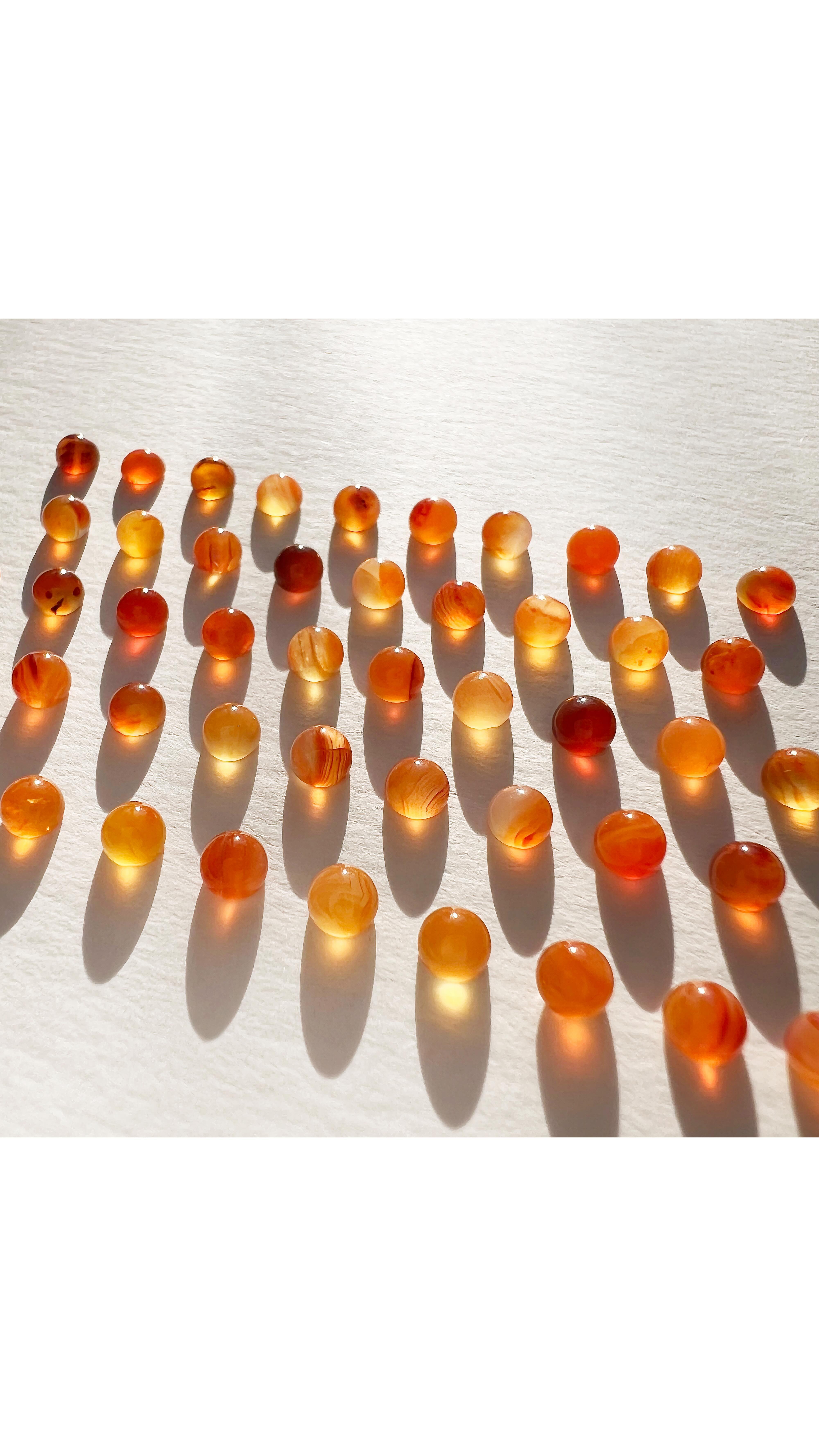 Dzieńdoberek! 🌞
Przedstawiam Wam dziś kolejną garść skarbów, które zawitały właśnie w moim niedawno otwartym sklepie! 👏
Cudne karneole pełne ognistej energii, o szlifach kaboszonowych w dwóch kształtach i wymiarach 💫🔥✨
Pierścionek z jednym z tych kamieni w kilku wariantach możecie zamówić przez moją stronę WWW, której adres znajdziecie w profilu 👌
Zapraszam do odwiedzin! 🤗
:::
Z czasem sukcesywnie będą dołączać tu kolejne pierścionki z różnorodnymi kamieniami 🌈
Ale nie wszystko naraz! Chwilowo wciąż jeszcze przyjmuję zapytania o nie i zamówienia tutaj w wiadomościach, mailu lub formularzu kontaktowym na stronie 🤓
:::
Kilka słów o karneolu 🔥
Karneol to kamień odwagi, pełny życiodajnej energii.
Jest wysoce ceniony w litoterapii, praktykach duchowych i medytacji ze względu na korzystne właściwości energetyczne i zdolność pobudzania naszej energii. Silnie oddziałuje na centrum aktywności i działania we wszystkich płaszczyznach życia.
Karneol rozbudza na nowo apetyt na życie i motywację. Dodaje spontaniczności, otwartości, ciekawości świata i kreatywności.
Przyczynia się wzmocnienia pewności siebie oraz samoakceptacji. A to przynosi pozytywne efekty w sferze społecznej i uczuciowej.
Karneol pomaga odrzucić złe przyzwyczajenia. Przyciąga sukces również w biznesie, gdyż zwiększa efektywność działań.
Z drugiej strony na osoby, które wyżej wymienione cechy mają dość wybujałe, karneol działa łagodząco i stabilizująco. Uspokaja i poprawia koncentrację, zwiększa również empatię. Inicjuje dążenie do życiowej równowagi 👌😌✨
:::
.
.
.
.
.
#ilovemyjob #bartoszciba #jewelrydesigner #bartoszcibajewelry #finejewelry #mójskleponline #mineralmagic #magicring #karneol #nazamówienie #czarymary #kolorowepierścionki #magicznypierścionek #custommade #minimalistjewelry #pierścionekzkarneolem #perfectimperfection #pierścieńarabelli #myprecious #minimalist #daintygoldjewelry #ognistaenergia #wishcometrue #ooak #perfectimperfection #madetoorder #ooakjewelry #makeawish #gemmagic #pierścioneknazamówienie